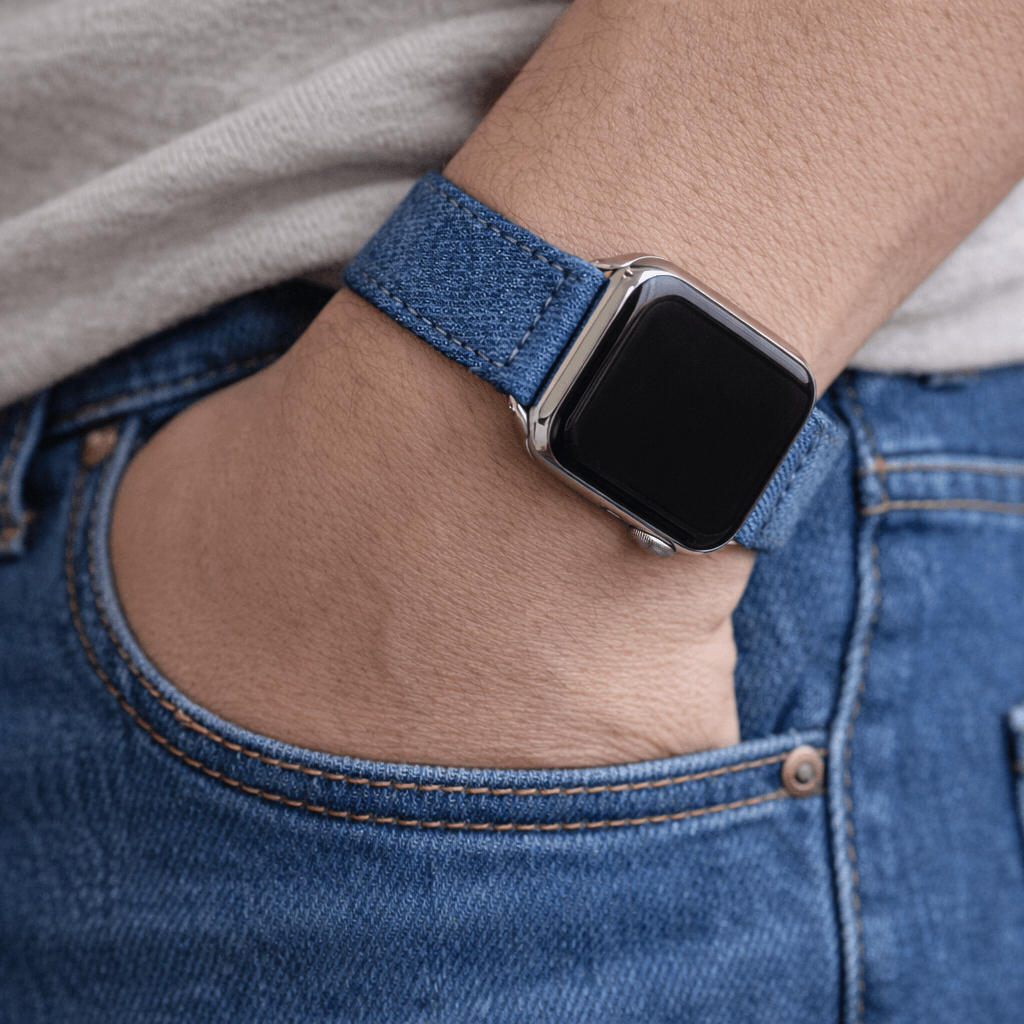 Hellblaues Apple Watch Armband Denim – Handgefertigt in Deutschland am Handgelenk in naher Ansicht.