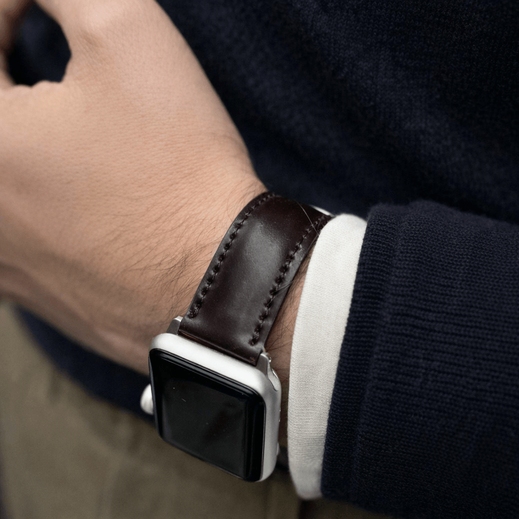 Apple Watch Armband Luxus aus Horween Shell Cordovan in Oxblood, elegant am Handgelenk getragen.