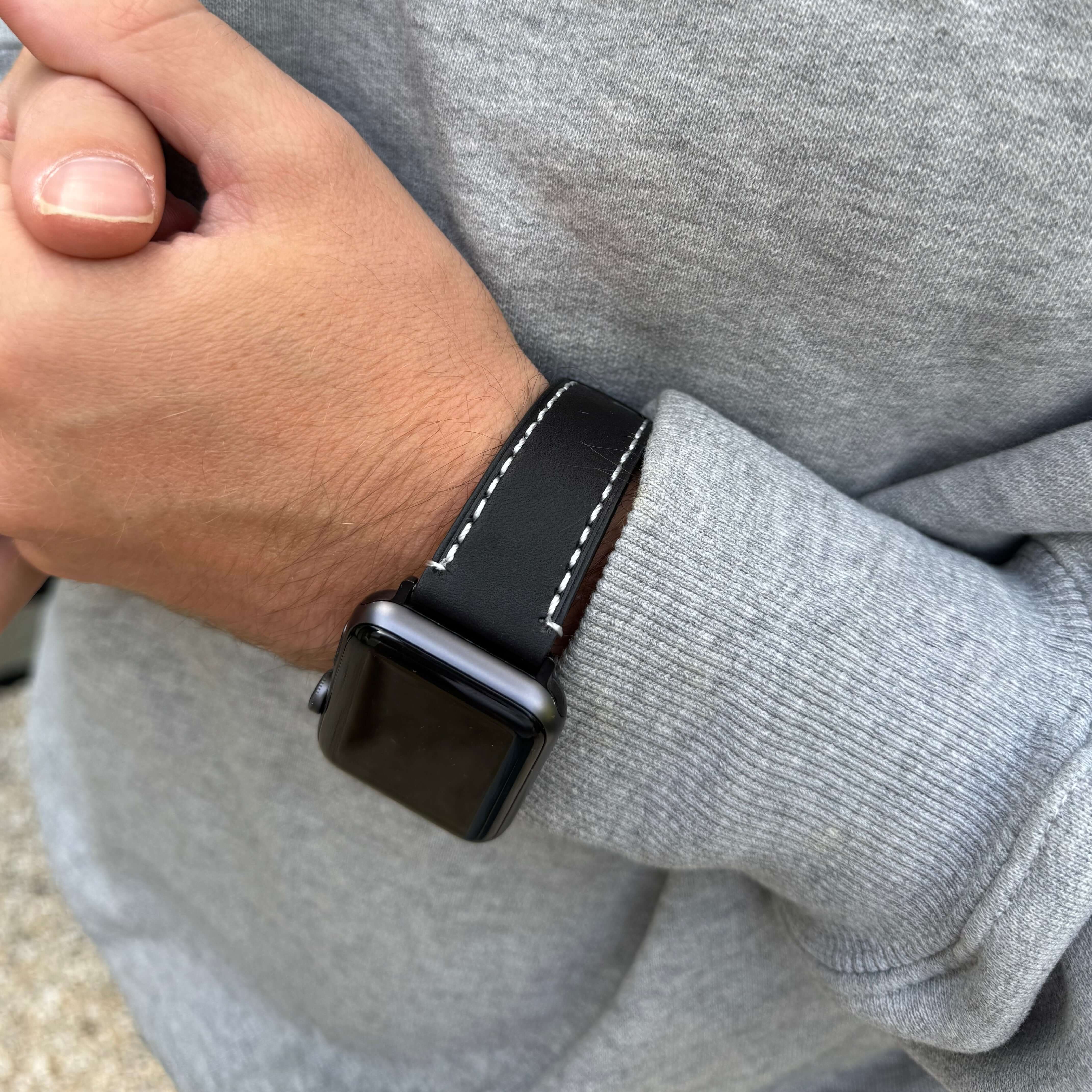 Handgelenk mit extra breitem 24mm BIO-Leder Armband auf einer Apple Watch Ultra, handgefertigt in Deutschland mit pflanzlich gegerbtem Leder.
