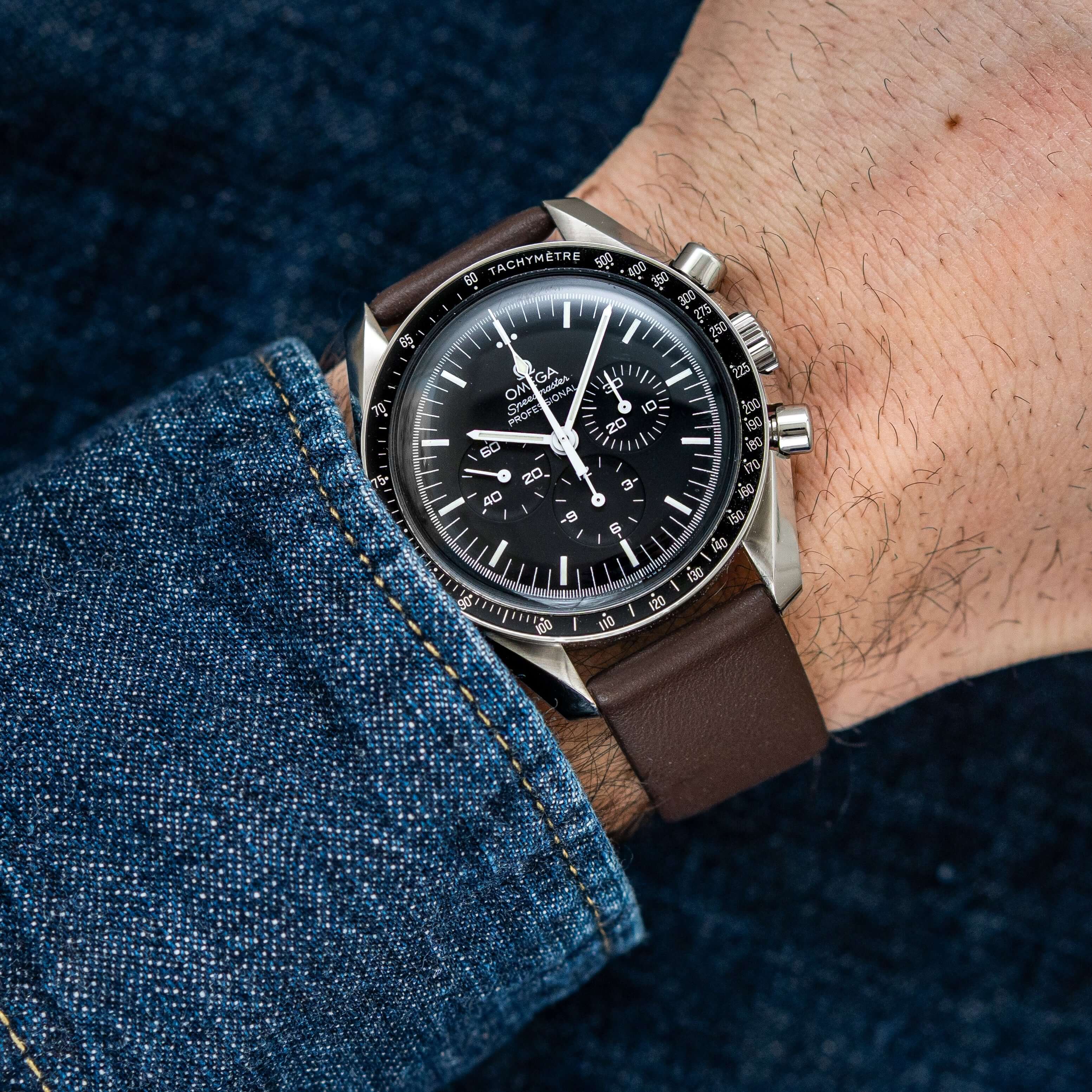 Omega Speedmaster mit Design – Armband aus feinem Glattleder mit samtigem Griff, erhältlich in Cognac und weiteren Farben.