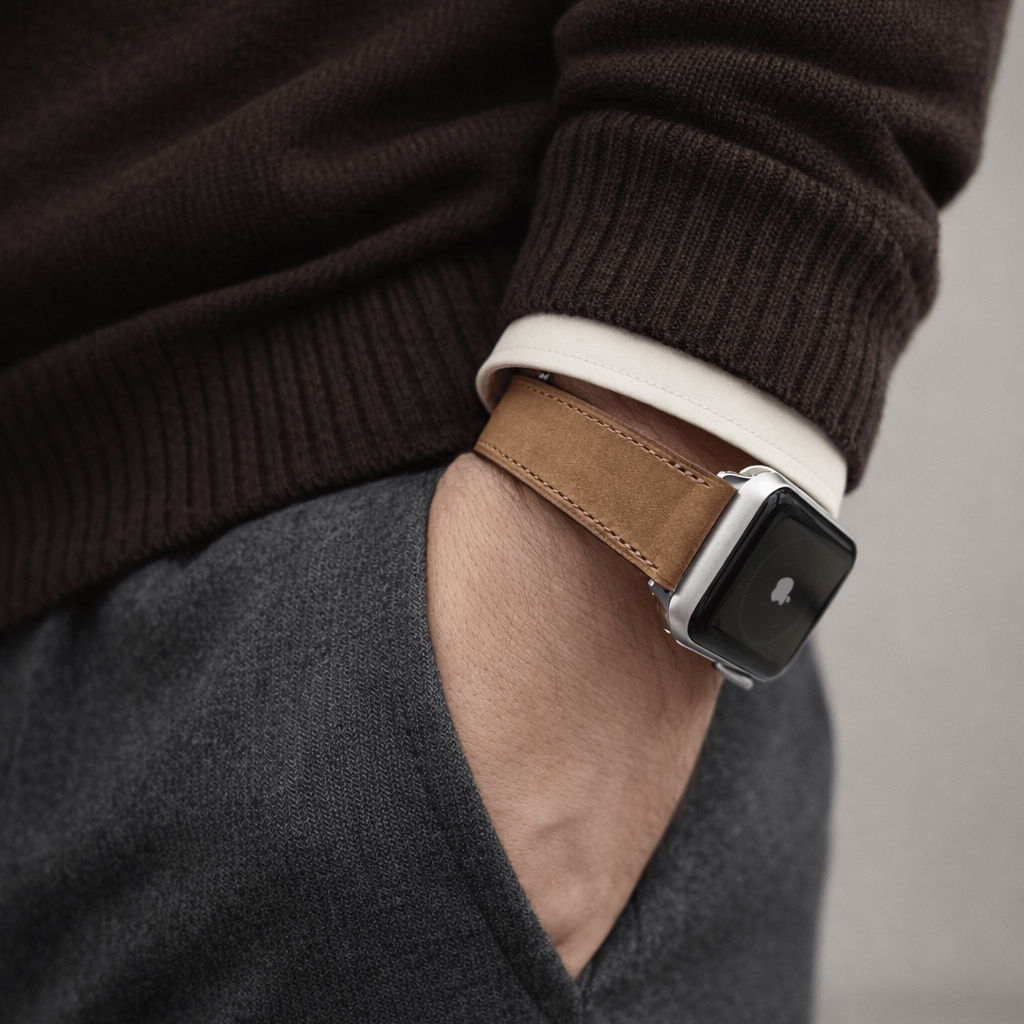 Mountain Apple Watch Lederarmband – Cognac, elegantes braunes Nubuklederarmband an einer Apple Watch am Handgelenk, stilvoll und funktional.