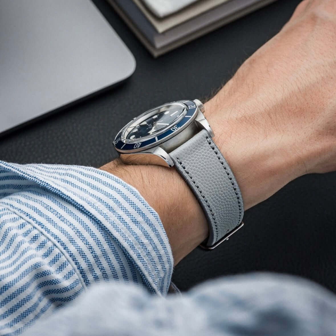 Luxuriöses Hochwertiges Uhrenarmband Kaviarleder an einem Handgelenk, zeigt elegante Kaviarstruktur für stilvolles Design.