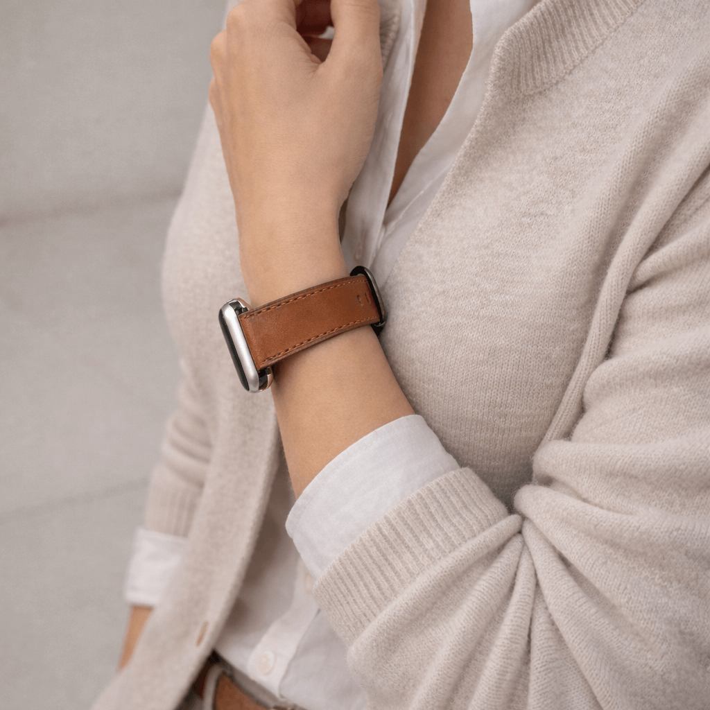 Sattelbraunes Apple Watch Armband Leder - Bidart an einem Handgelenk, elegantes Design aus Barenia Leder, handgefertigt von FLUCO.