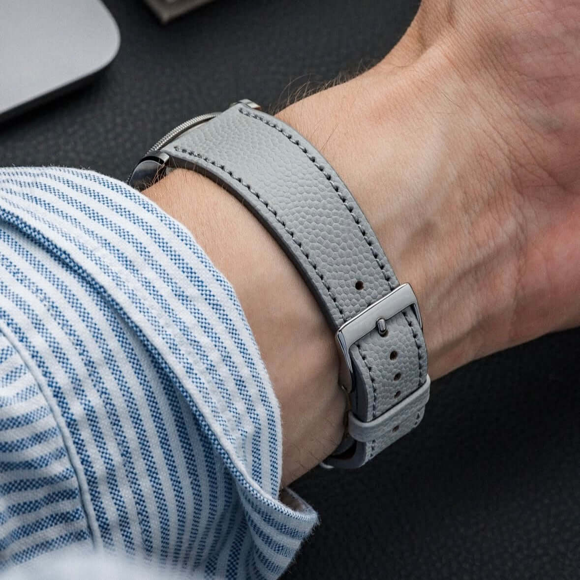 Hochwertiges Uhrenarmband Kaviarleder am Handgelenk getragen, elegante Kaviarstruktur in Beige, ideales Accessoire für Luxusliebhaber.