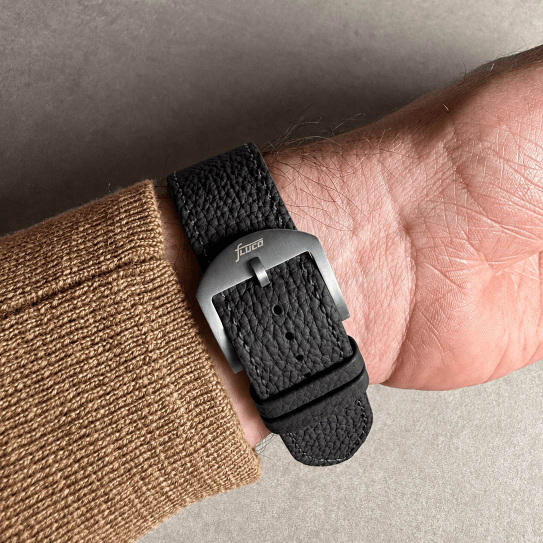 Schwarzes Lederarmband für Apple Watch aus Togoleder am Handgelenk, luxuriöses Togo Leder, stilvolles Design.