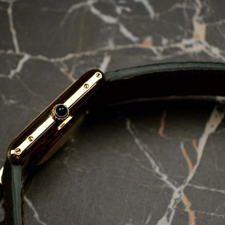 Deauville – Uhrenarmband aus deutschem Togoleder für Cartier Tank 17011 von Evig Watches, feines Lederdesign auf Marmorboden.