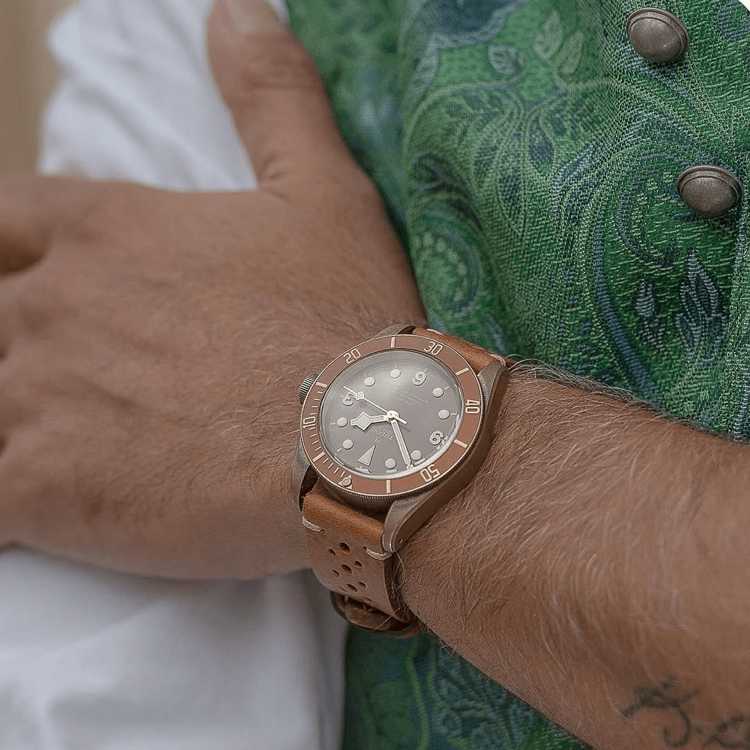 Mann trägt Uhr mit Hunter Leder Uhrenarmband Racing aus toskanischem Rindleder, sportlich elegant und robust.