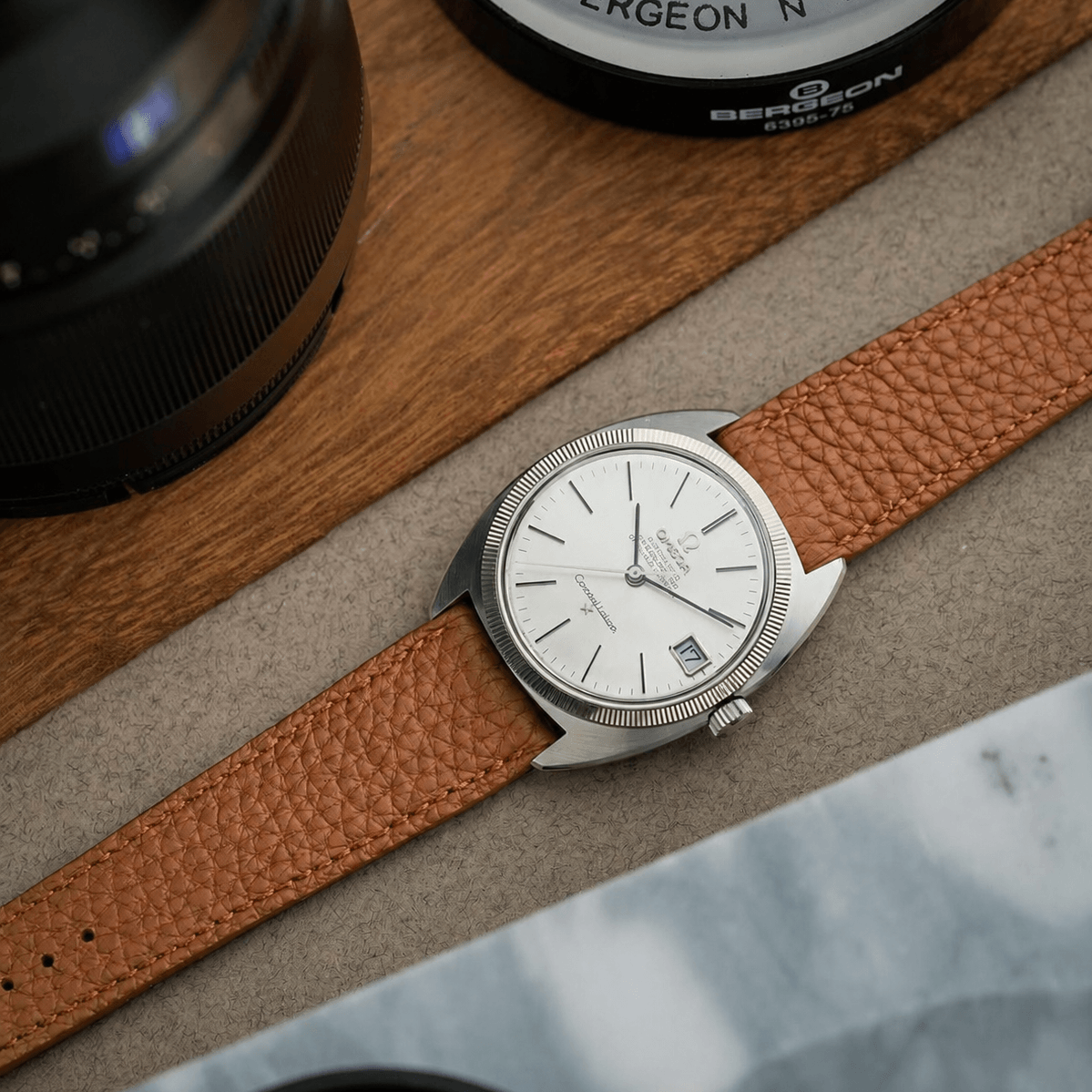 Deauville – Uhrenarmband aus deutschem Togoleder auf einem eleganten Zifferblatt mit silbernem Gehäuse.