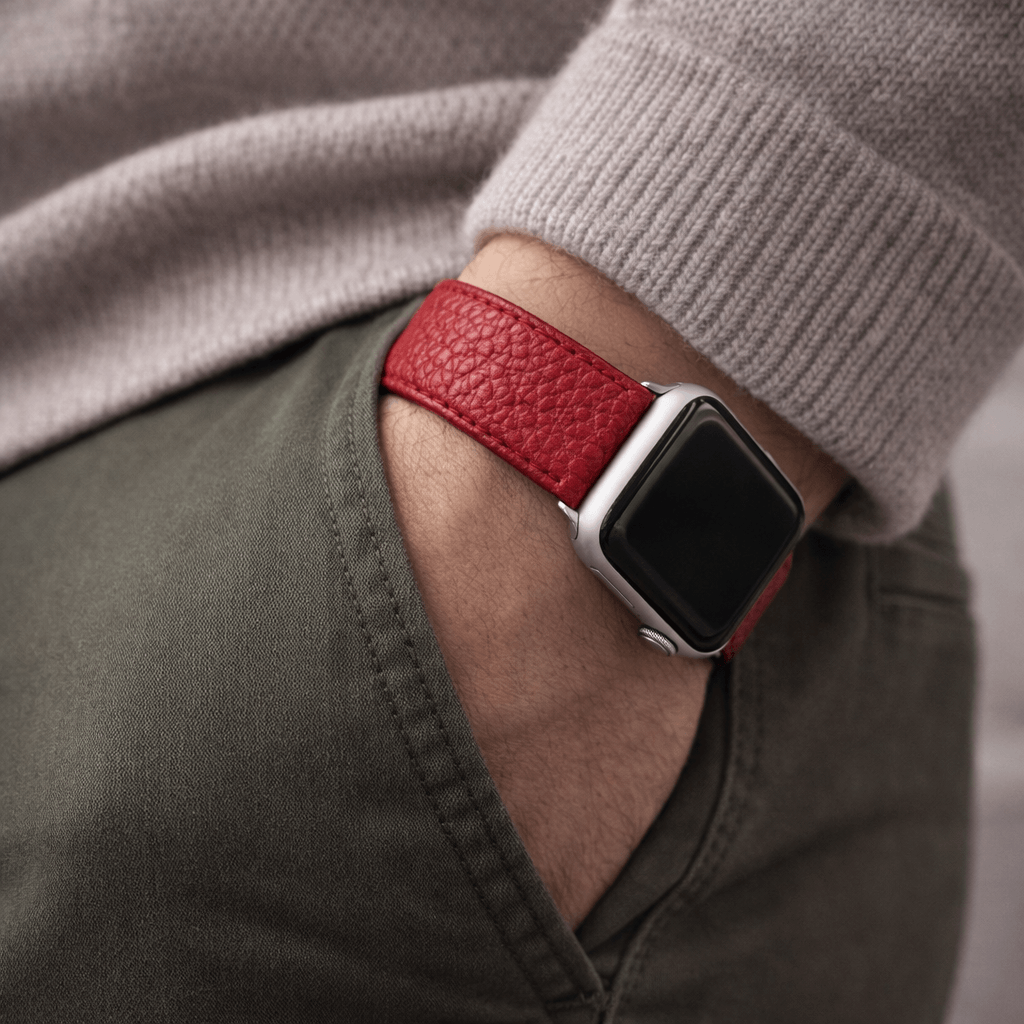 Uhrenarmband Apple Watch – Handgefertigtes Hirschleder in Rot am Handgelenk, stilvolles Design für erstklassigen Komfort und Langlebigkeit.