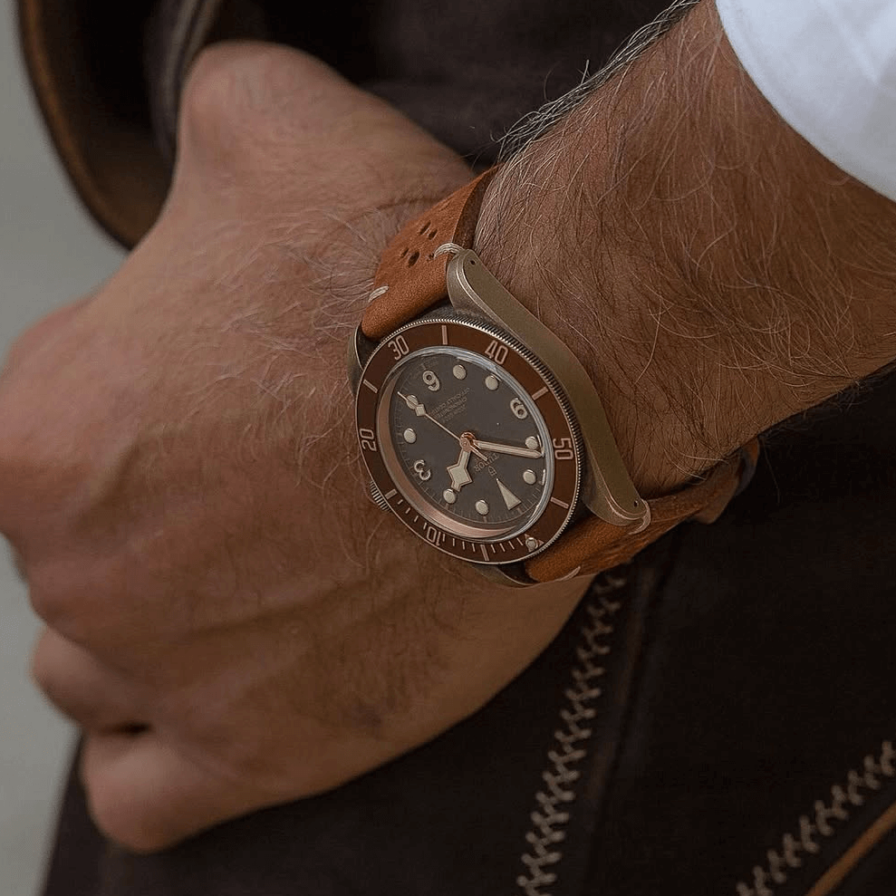 Elegantes Hunter Leder Uhrenarmband Racing am Handgelenk mit toskanischem Rindleder, robust und atmungsaktiv.