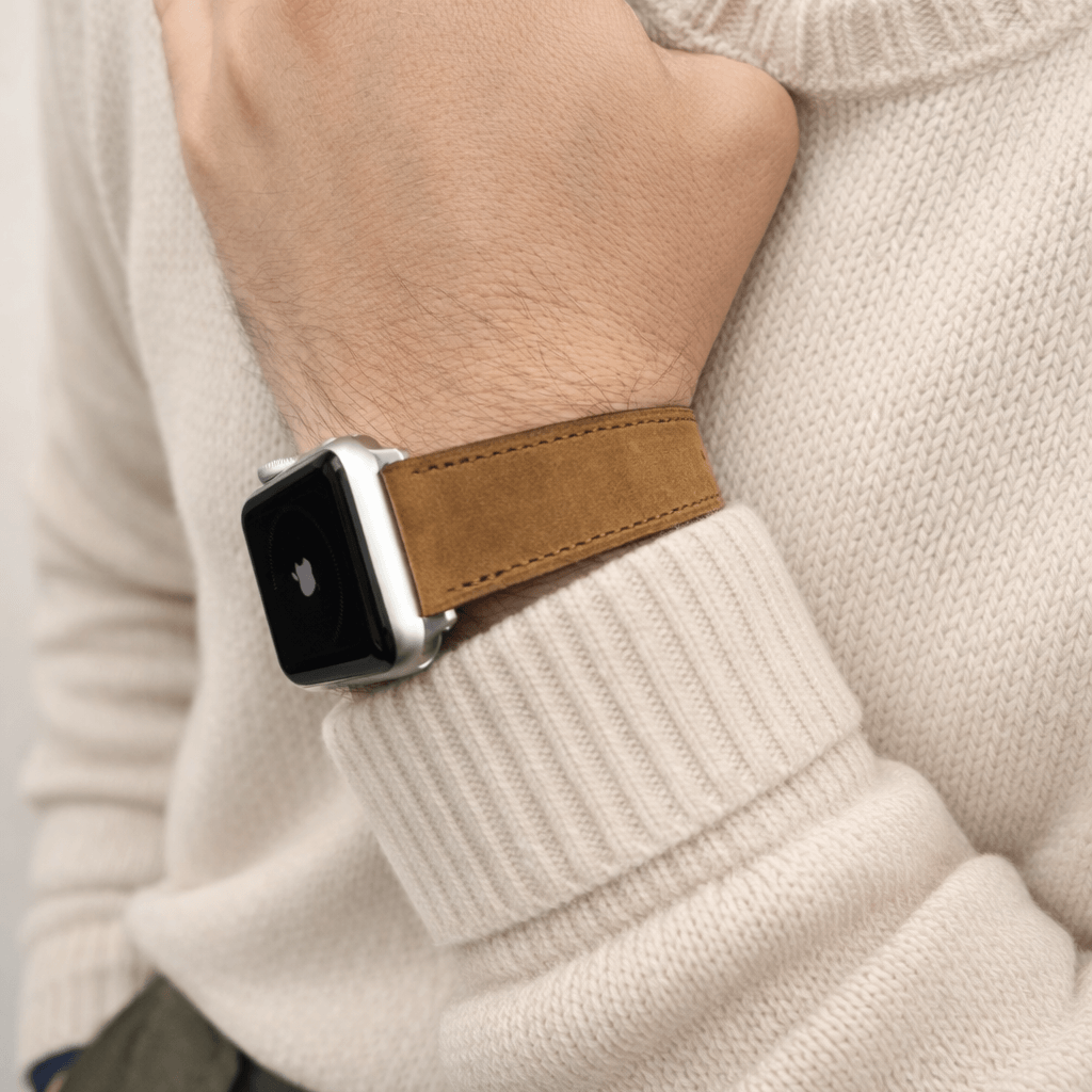 Mountain Apple Watch Lederarmband – Cognac aus Nubukleder an Handgelenk, elegant und strapazierfähig, für jede Gelegenheit geeignet.