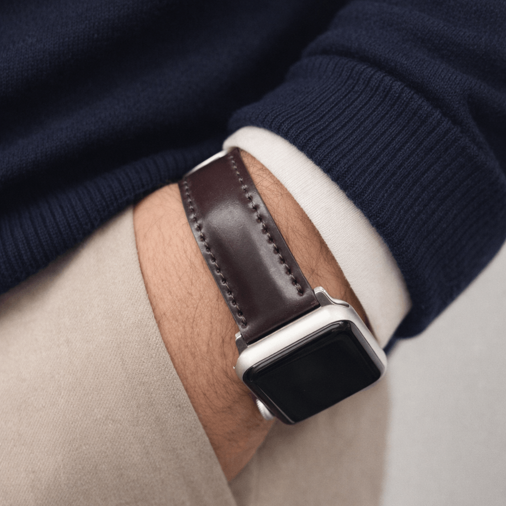 Apple Watch Armband Luxus aus Horween Shell Cordovan in Oxblood am Handgelenk getragen