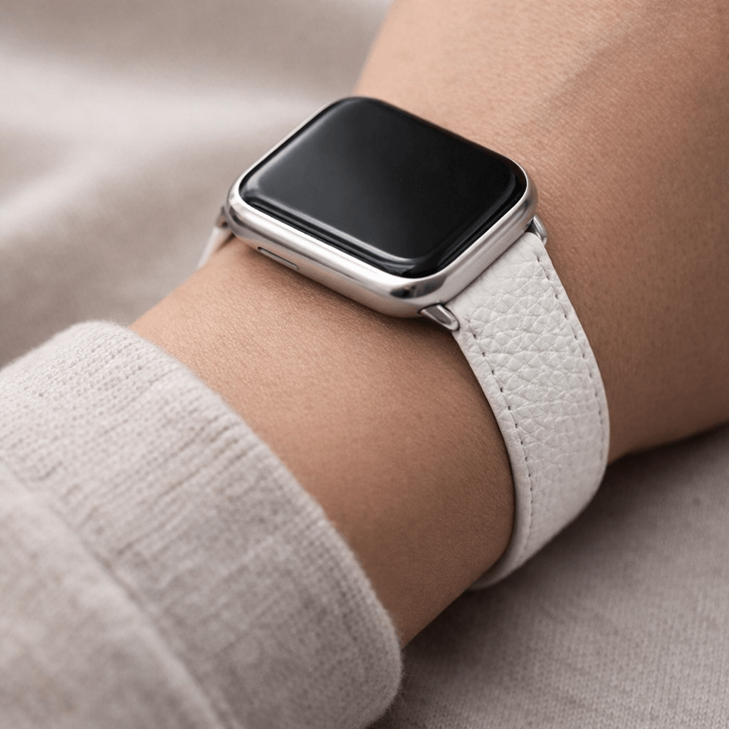 Uhrenarmband Apple Watch – Handgefertigtes Hirschleder, weiß, getragen, elegantes Design, luxuriöses Leder für Apple Watches.