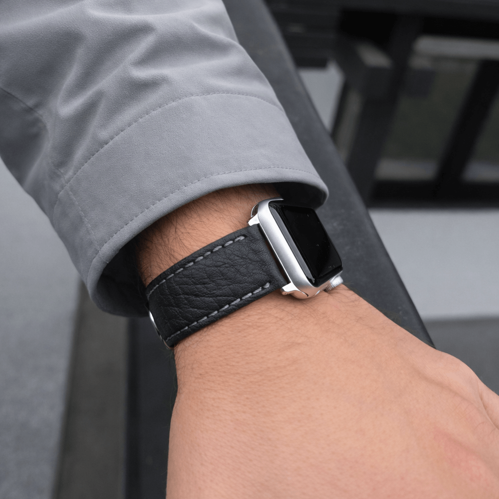 Apple Watch Stierlederarmband Torro Modern Schwarz an einem Handgelenk, zeigt die edle schwarze Lederstruktur und handgearbeitete Qualität.