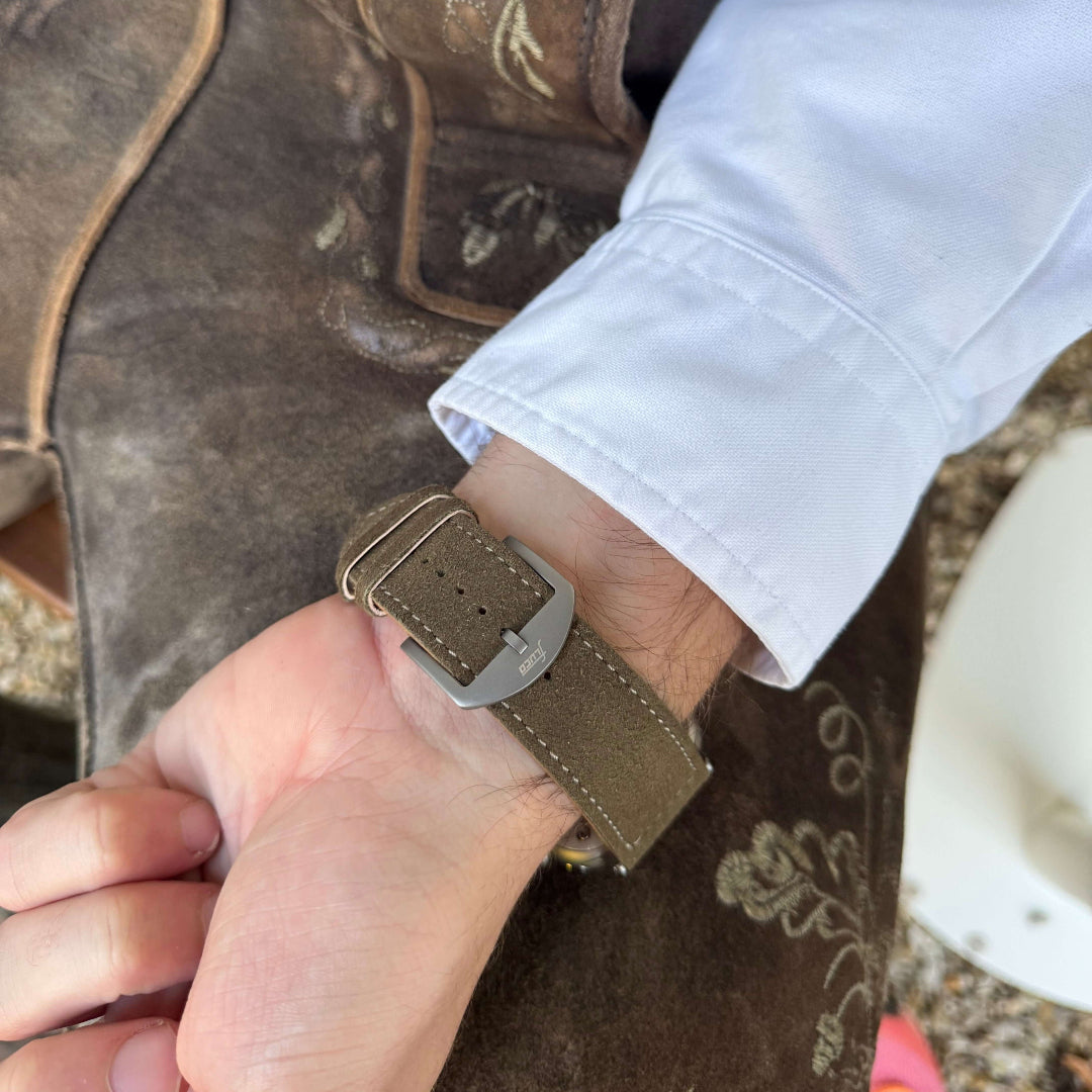 Olivebraun Apple Watch Ultra Lederhosen Armband – aus altsämisch gegerbtem Hirschleder beim Oktoberfest getragen
