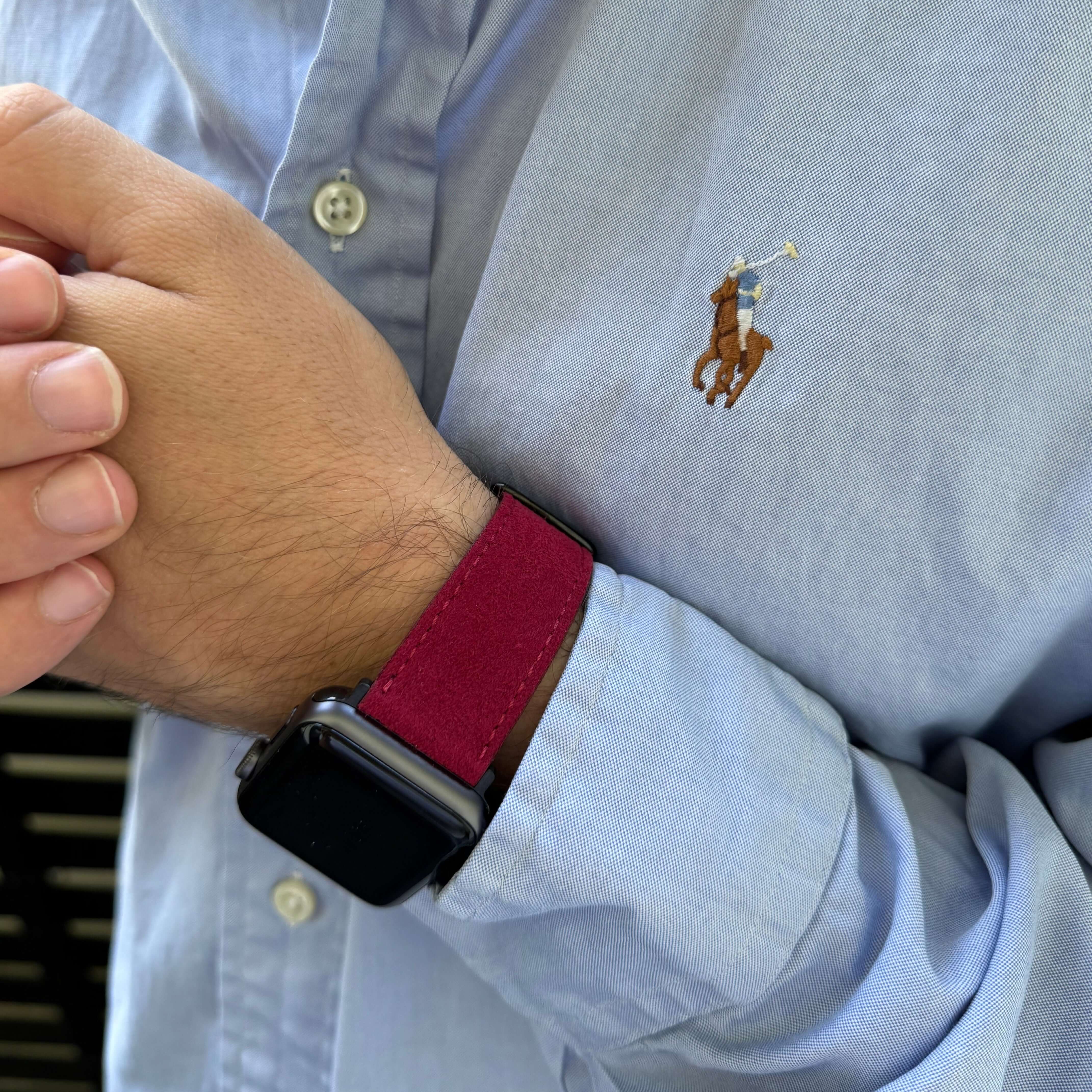 Alcantara Apple Watch Armband Stoff in Rot an einem Handgelenk getragen, elegantes Design, hochwertige Materialien, exklusiver Look.
