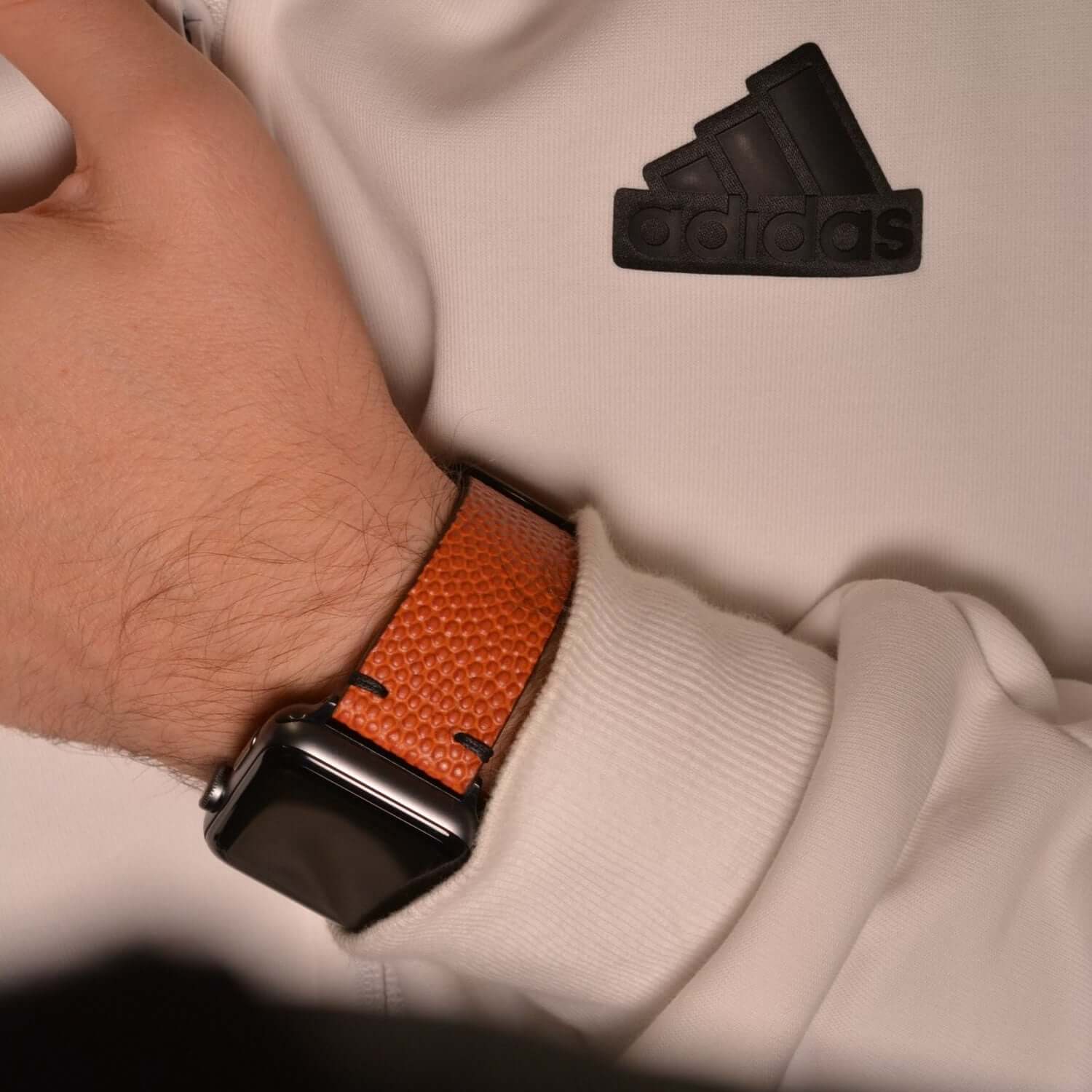 Courtside – Handgefertigt aus original Horween Basketballleder Armband für Apple Watch, robustes und markantes Design.