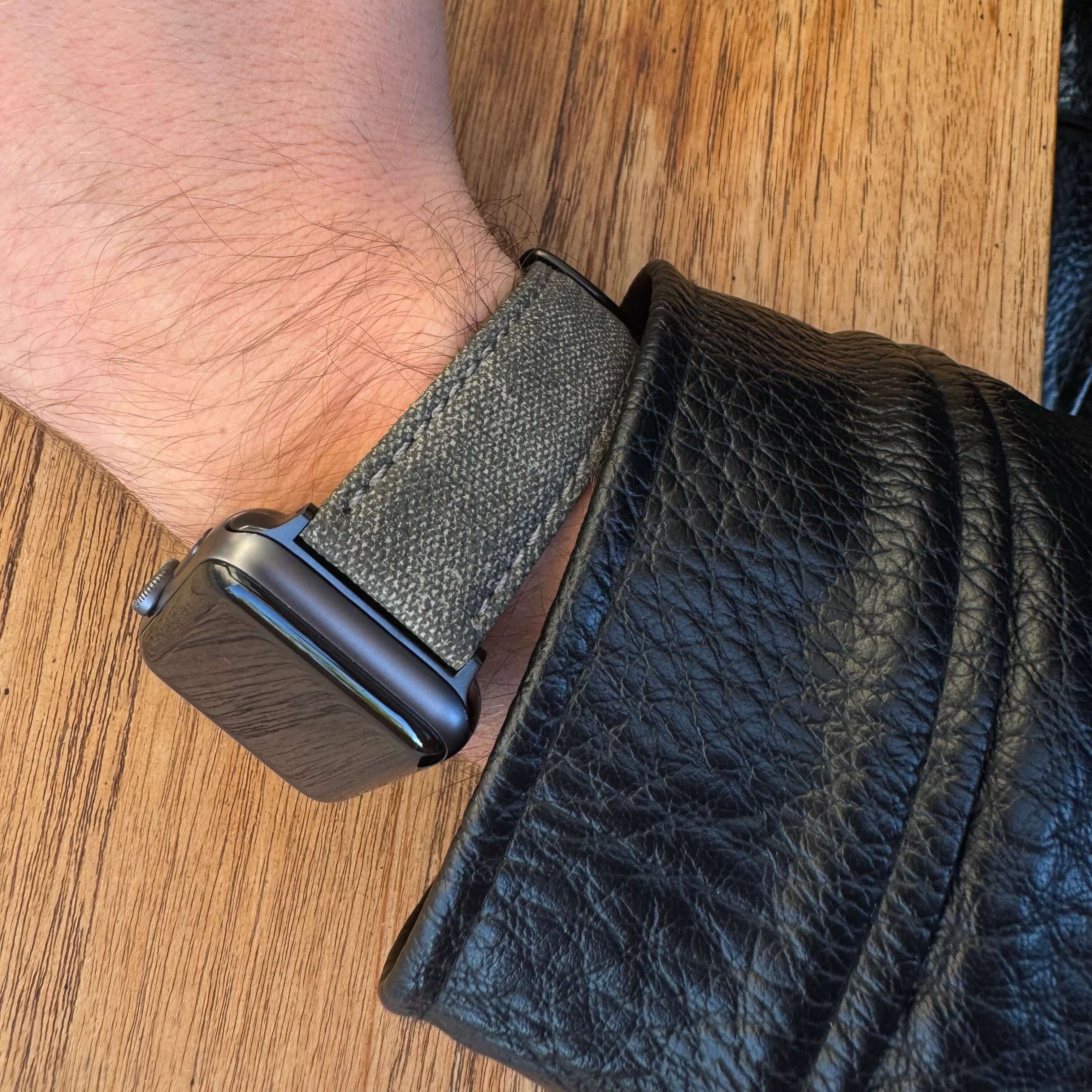 Graues Canvas Apple Watch Band Baumwolle am Handgelenk, vegan, wasserabweisend, 22 mm breit, robustes Design für den Alltag.