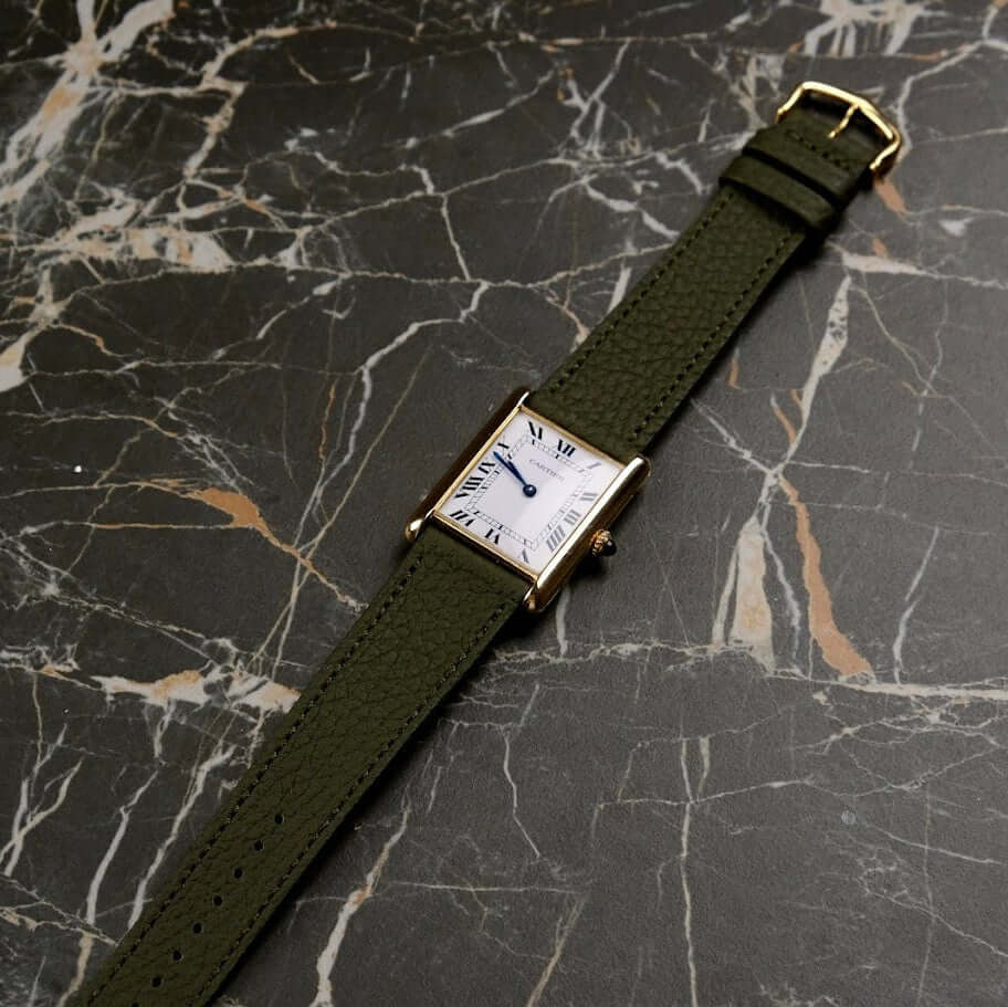 Deauville – Uhrenarmband aus deutschem Togoleder an Cartier Tank 17011 von Evig Watches, edles graues Zifferblatt, goldene Schnalle.