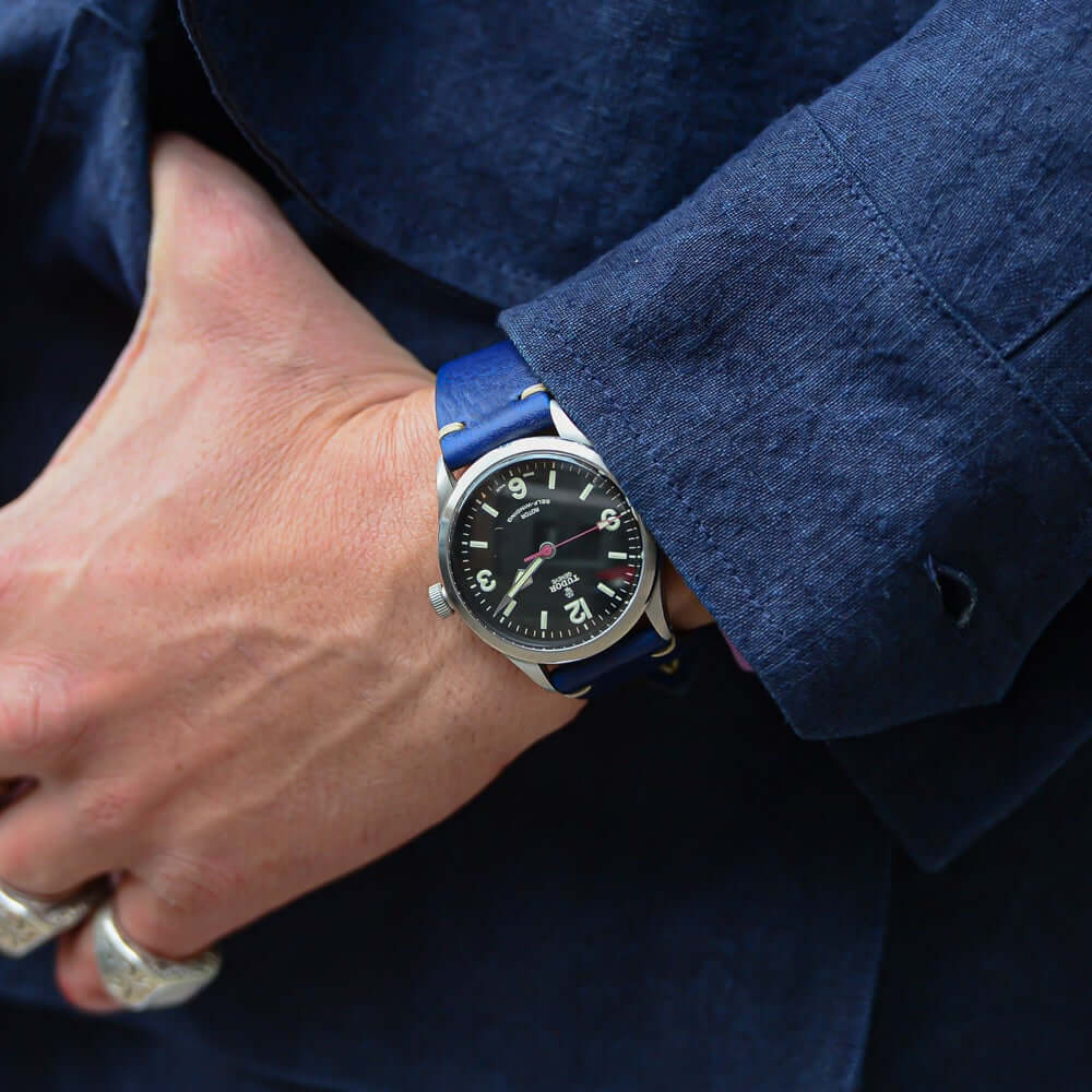 Hunter – Uhrenarmband aus toskanischem Vintage-Rindleder an einem Handgelenk mit blauer Jacke