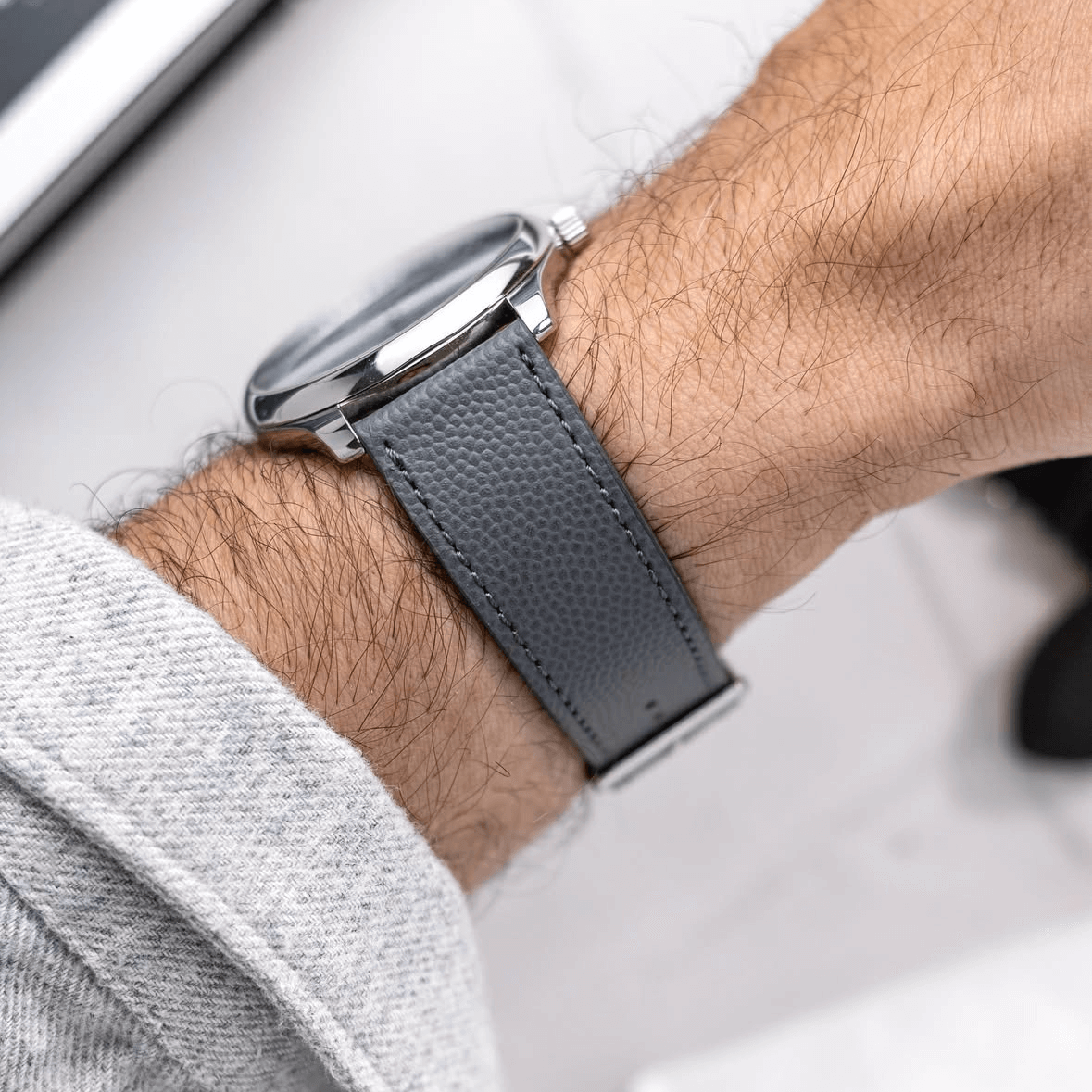 Hand mit Uhr und Caviar – Uhrenarmband aus edlem Kaviarleder, spanisches Leder mit feiner Kaviarstruktur, luxuriös und elegant.