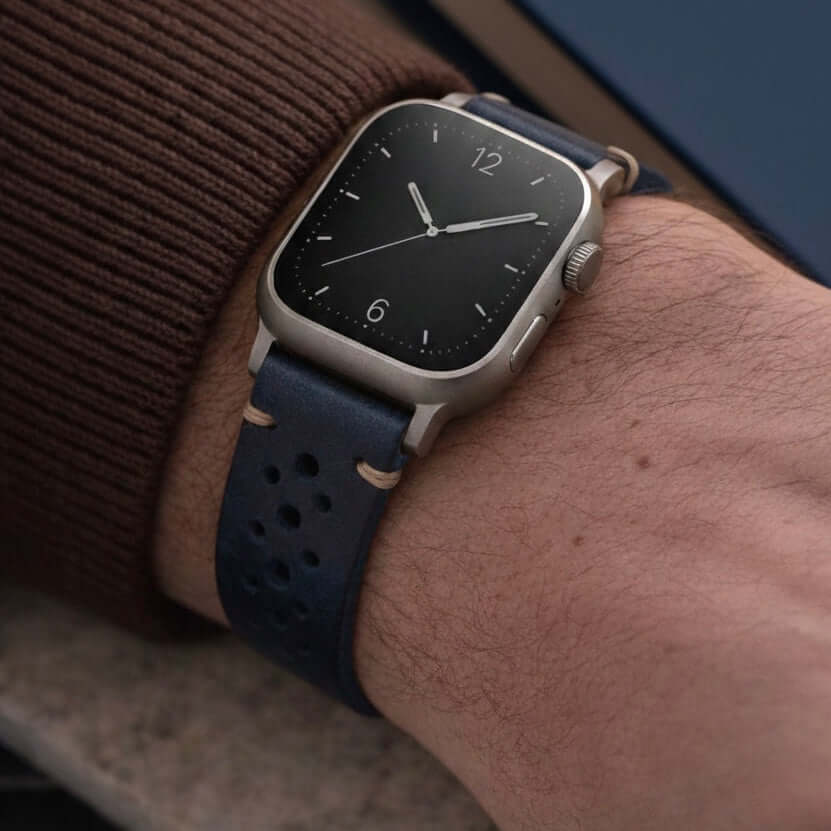 Rallye Lederband für Apple Watch – Blau, sportliches Design, handgefertigt aus vegetabil gegerbtem italienischem Leder.