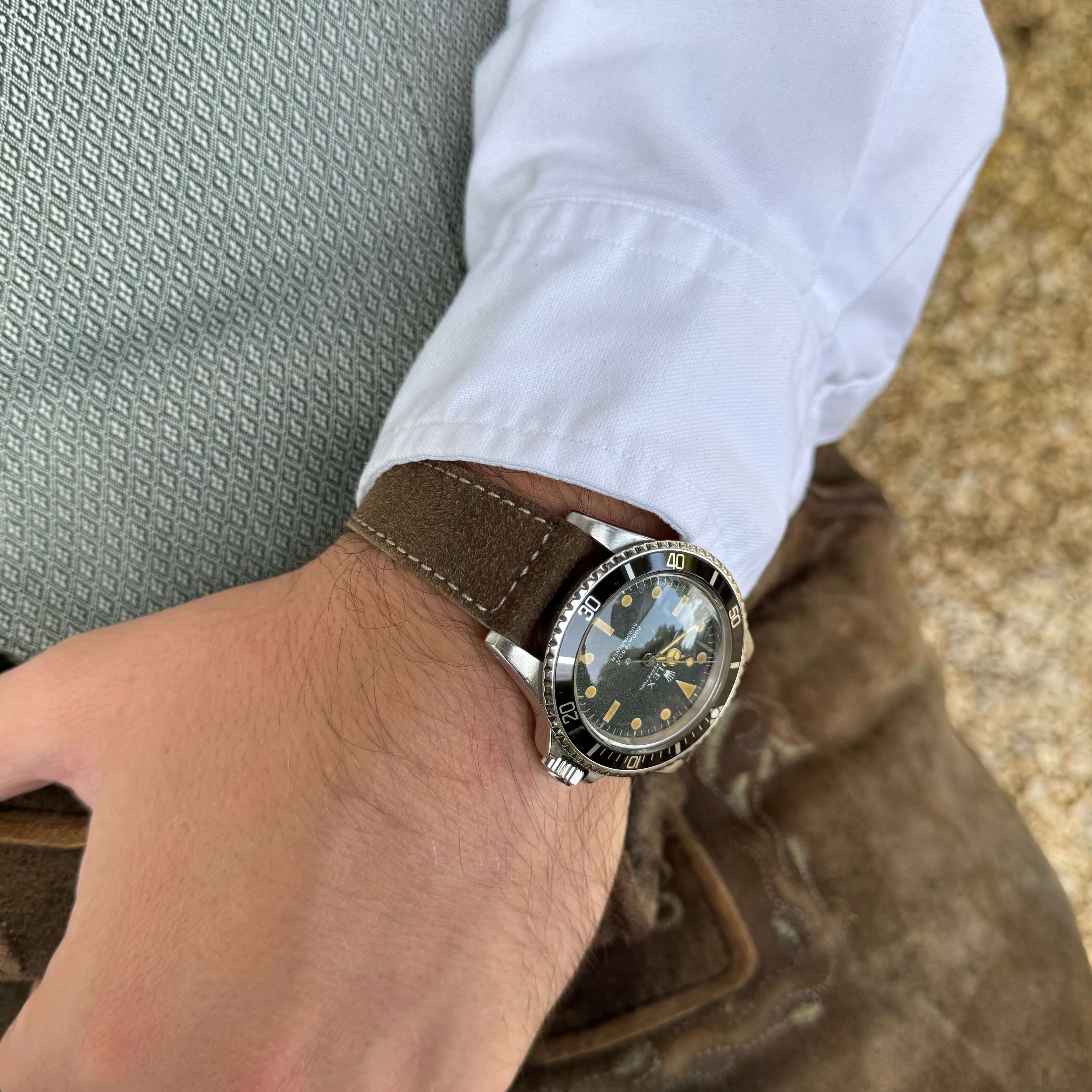 20mm Uhrenarmband aus echtem Lederhosenleder – altsämisch gegerbtes Hirschleder, getragen an einem Handgelenk mit traditioneller Kleidung.