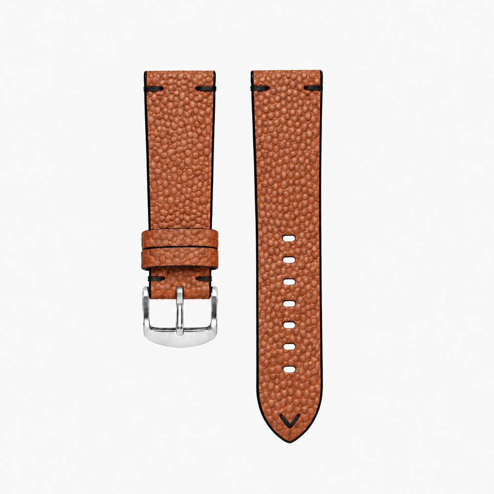 Courtside – Uhrenarmband Handgefertigt aus original Horween Basketballleder, braun mit markanter Narbung.
