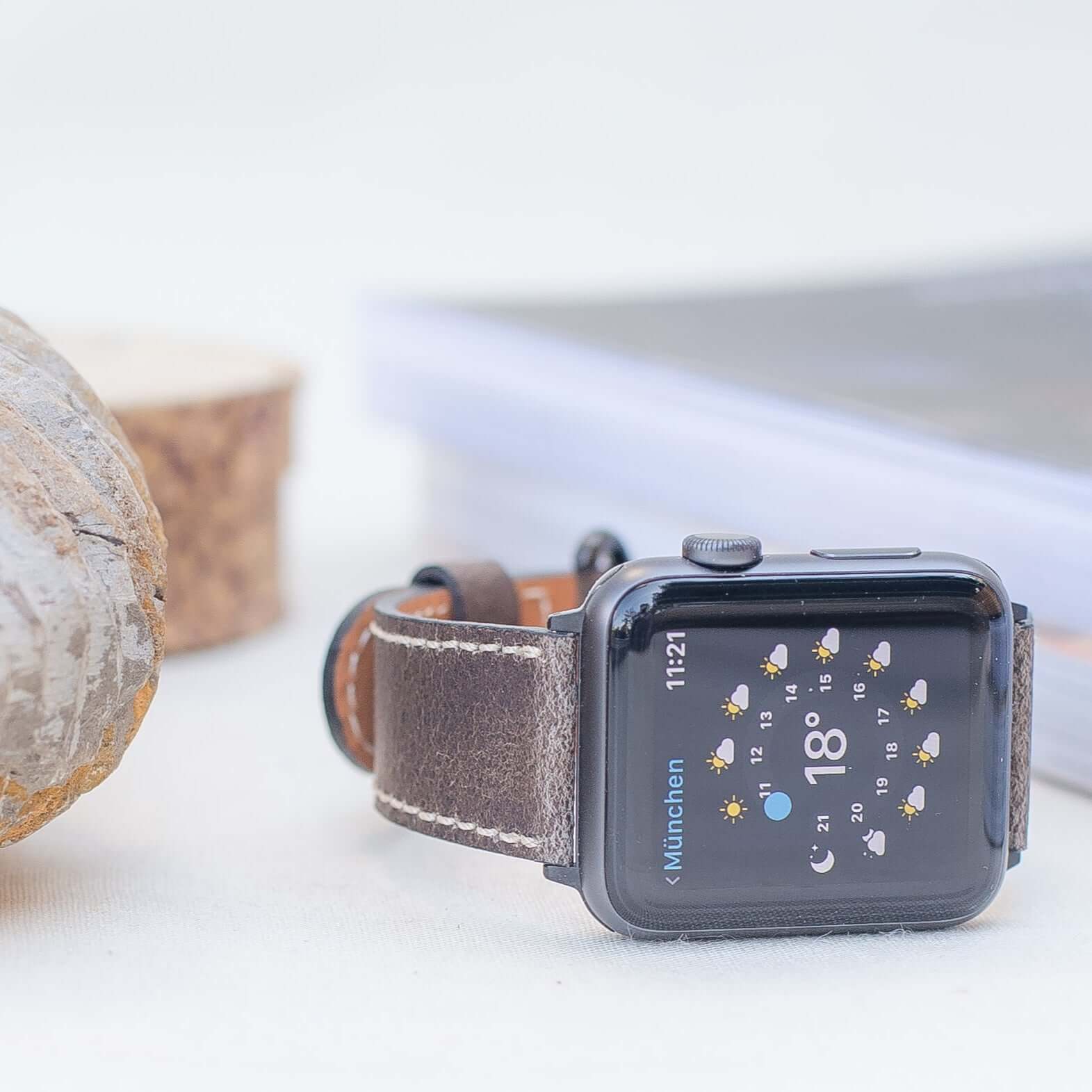 Apple Watch Lederarmband Vintage – Dunkelbraun aus italienischem Rindleder, rustikales Design, elegant und authentisch mit Uhranzeige.