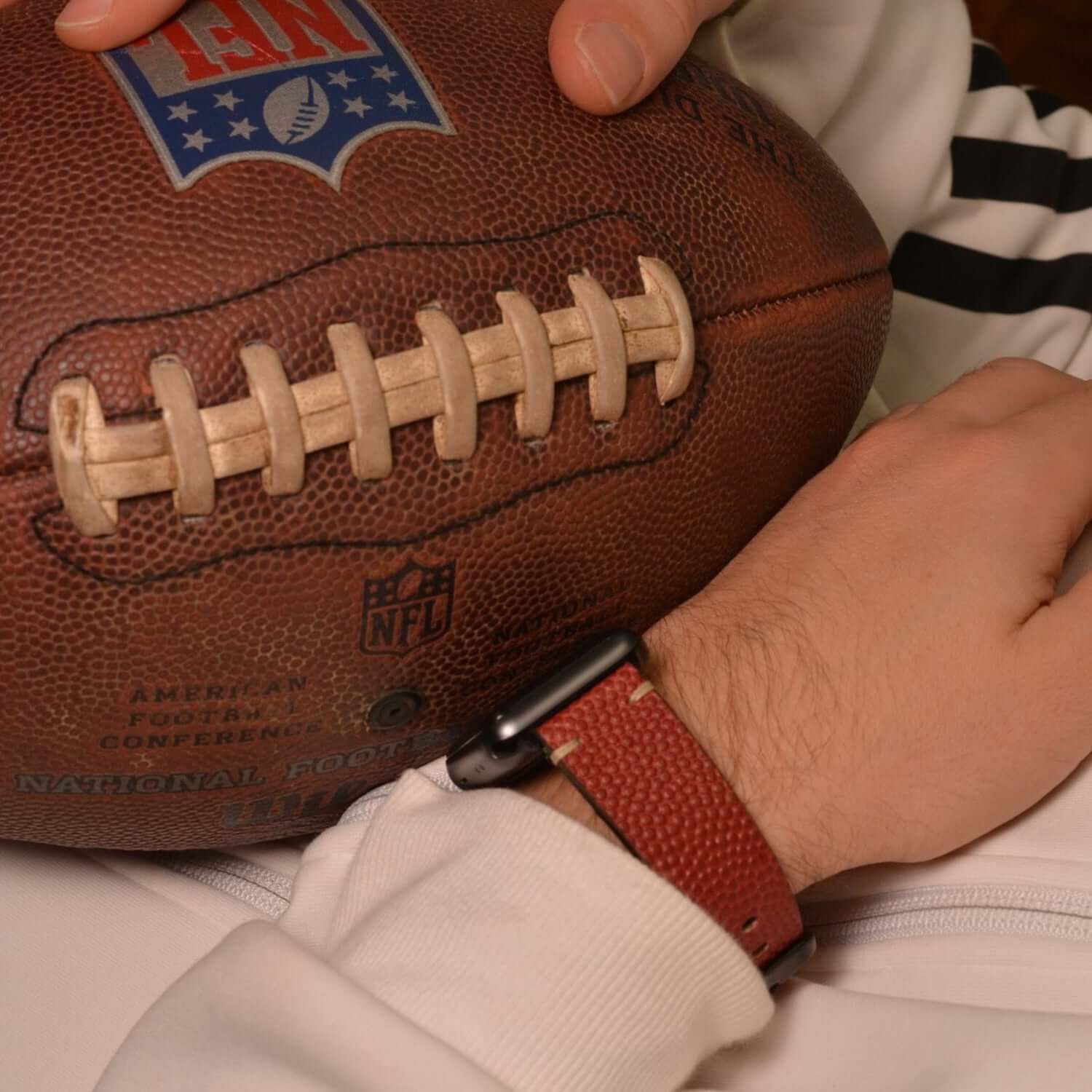 Apple Watch Band aus Wilson – Handgefertigt aus original Horween Footballleder, inspiriert vom offiziellen NFL-Ball.