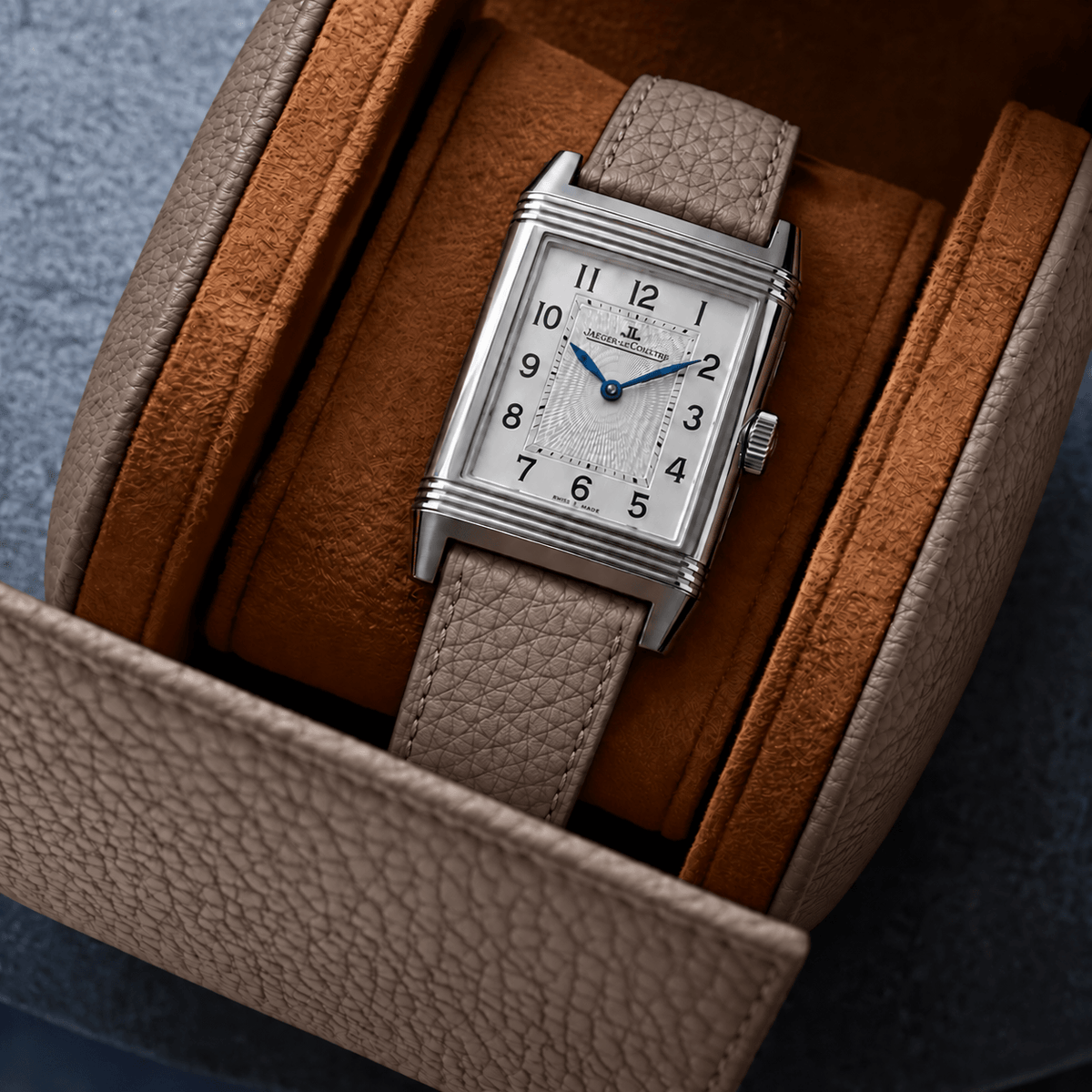 Uhrenrolle für eine Uhr Signature – Hochwertiges deutsches Togoleder mit einer eleganten Uhr im Inneren.