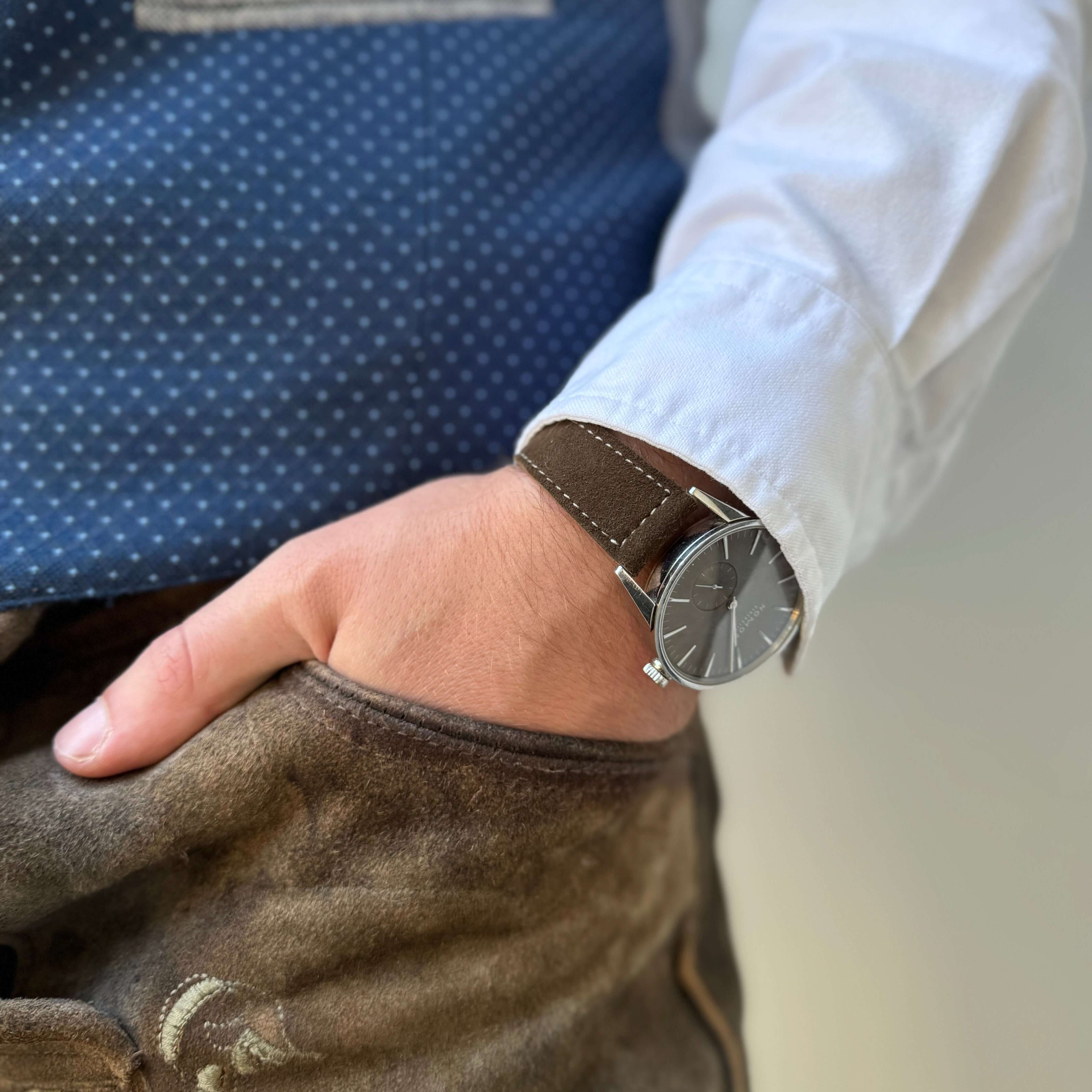 20mm Uhrenarmband aus echtem Lederhosenleder – altsämisch gegerbtes Hirschleder am Handgelenk, Detailansicht. Bayerisches Kulturgut.