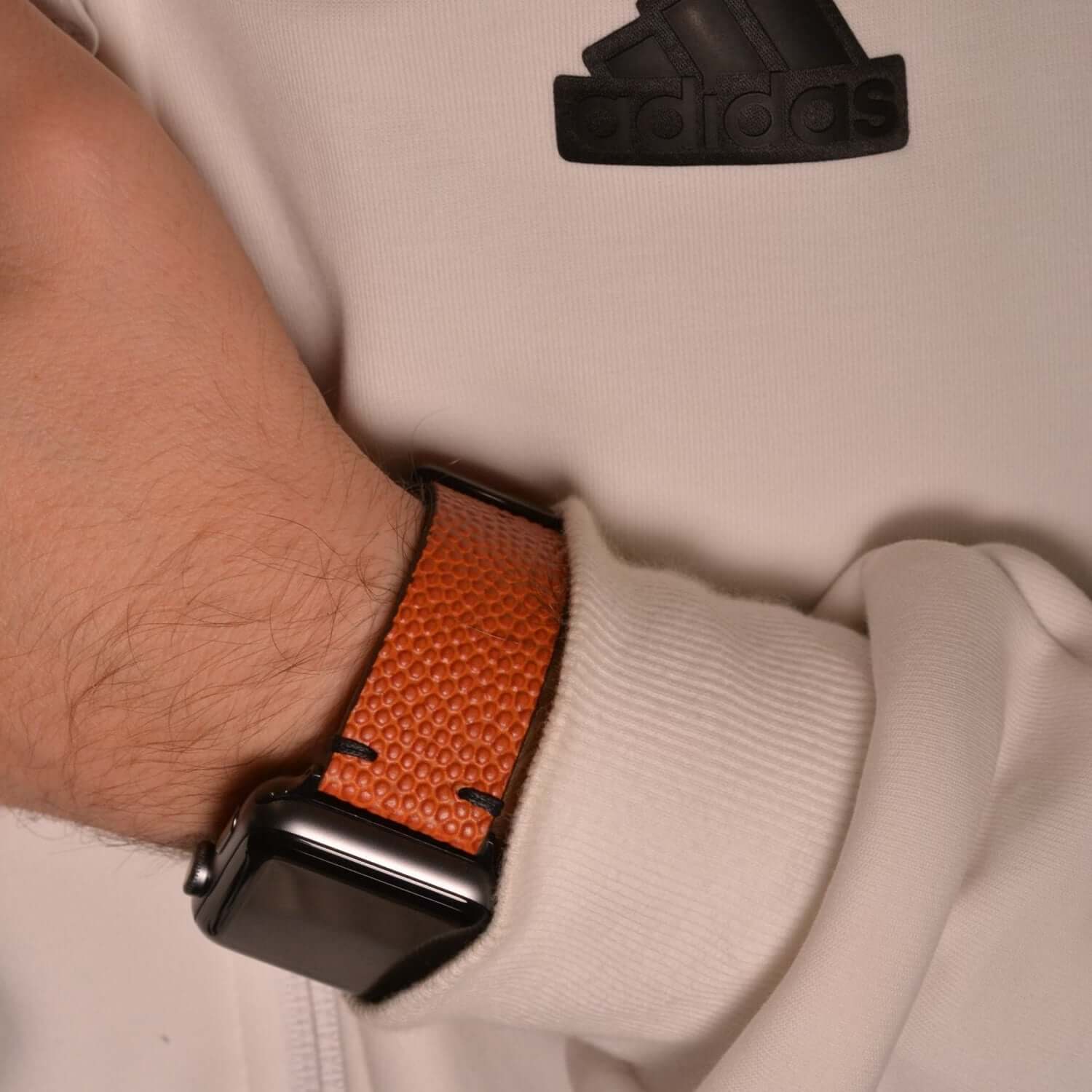 Apple Watch mit Courtside – Handgefertigt aus original Horween Basketballleder Armband, amerikanisches Lederhandwerk, robust und markant.