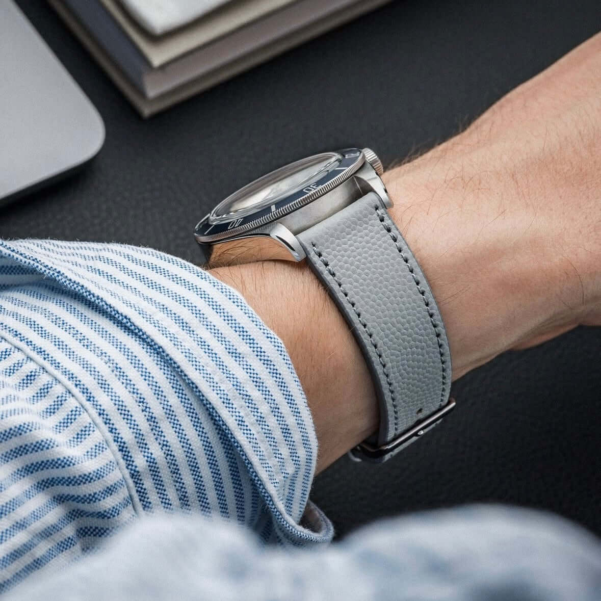 Hochwertiges Uhrenarmband Kaviarleder in Beige mit eleganter Kaviarstruktur am Handgelenk für stilvolle Eleganz und Raffinesse.