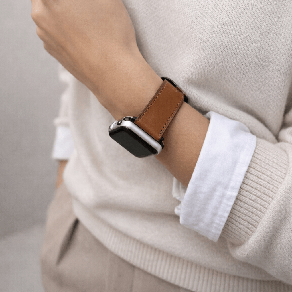 Person trägt ein Sattelbraunes Apple Watch Armband Leder - Bidart, elegant und aus feinstem Leder gefertigt.