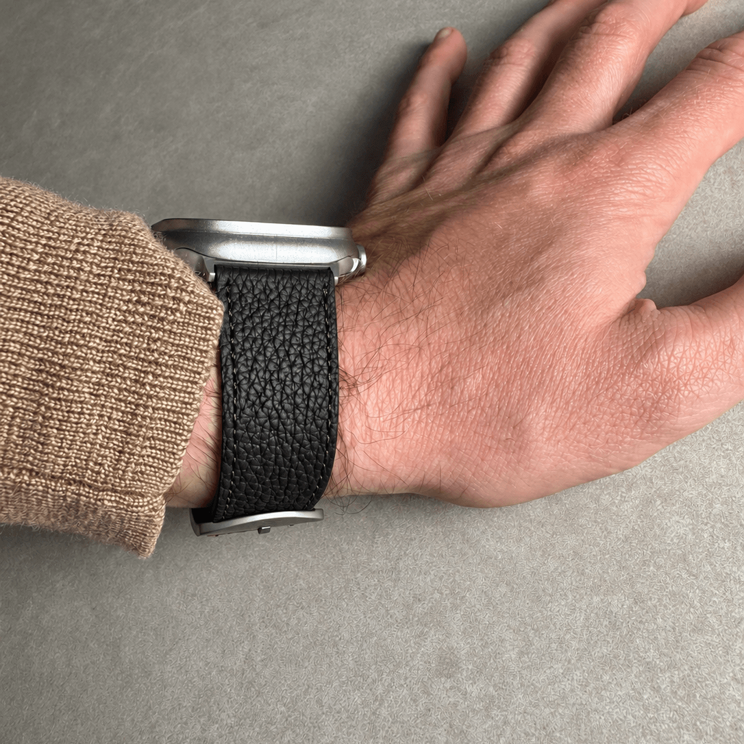 Schwarzes Lederarmband für Apple Watch aus Togoleder an Handgelenk, elegant und hochwertig.