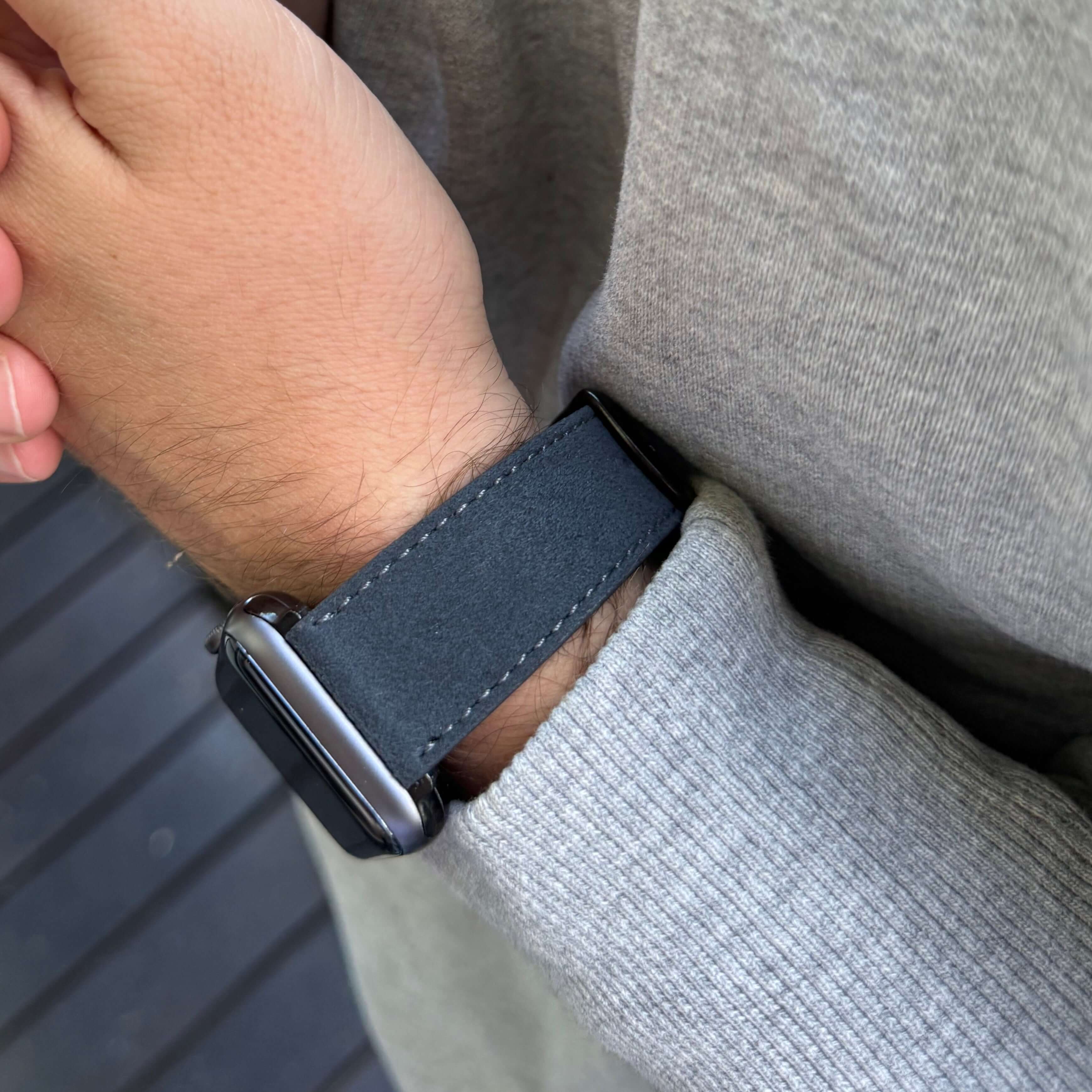 Nahaufnahme eines Armbands aus Alcantara - Hochwertiges Apple Watch Armband Stoff, getragen am Handgelenk, elegantes Design.