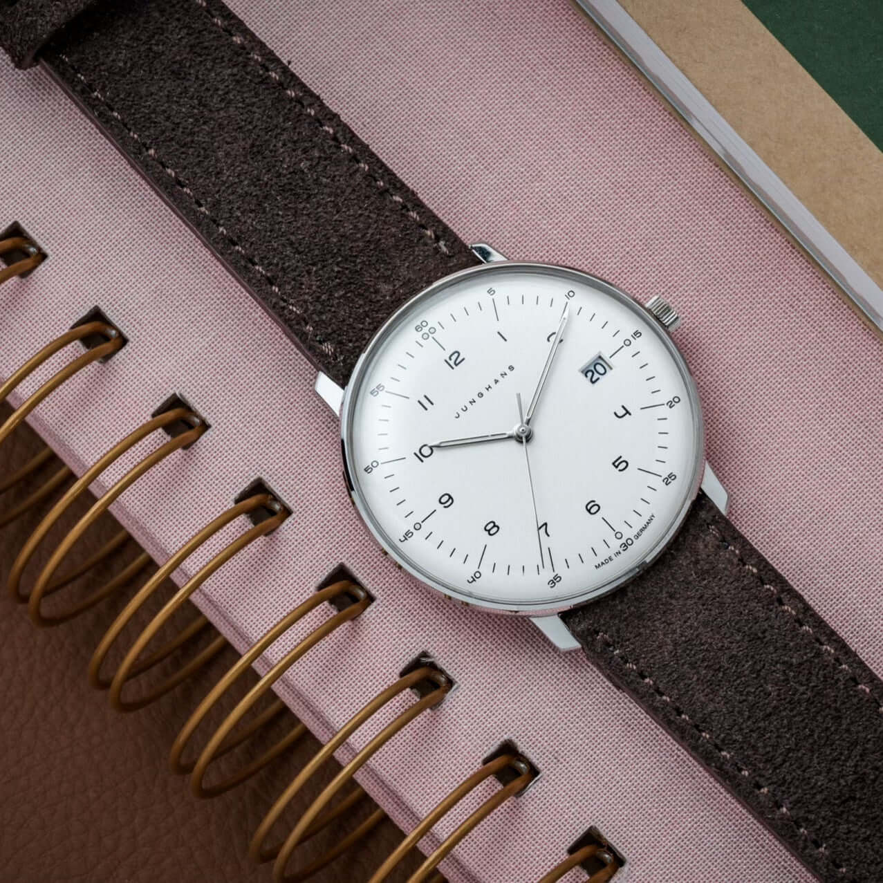 Nizza Uhrenarmband Wildleder – Hochwertiges Velourleder mit eleganter Uhr auf Notizbuch, zeitloses Design in Deutschland gefertigt