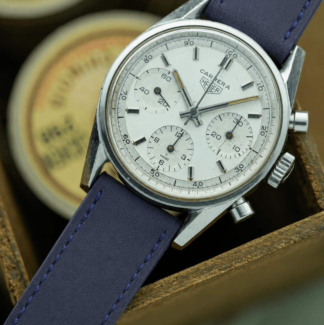 Mountain Bear – Uhrenarmband aus Nubukleder im Vintage-Stil an einer eleganten Armbanduhr.