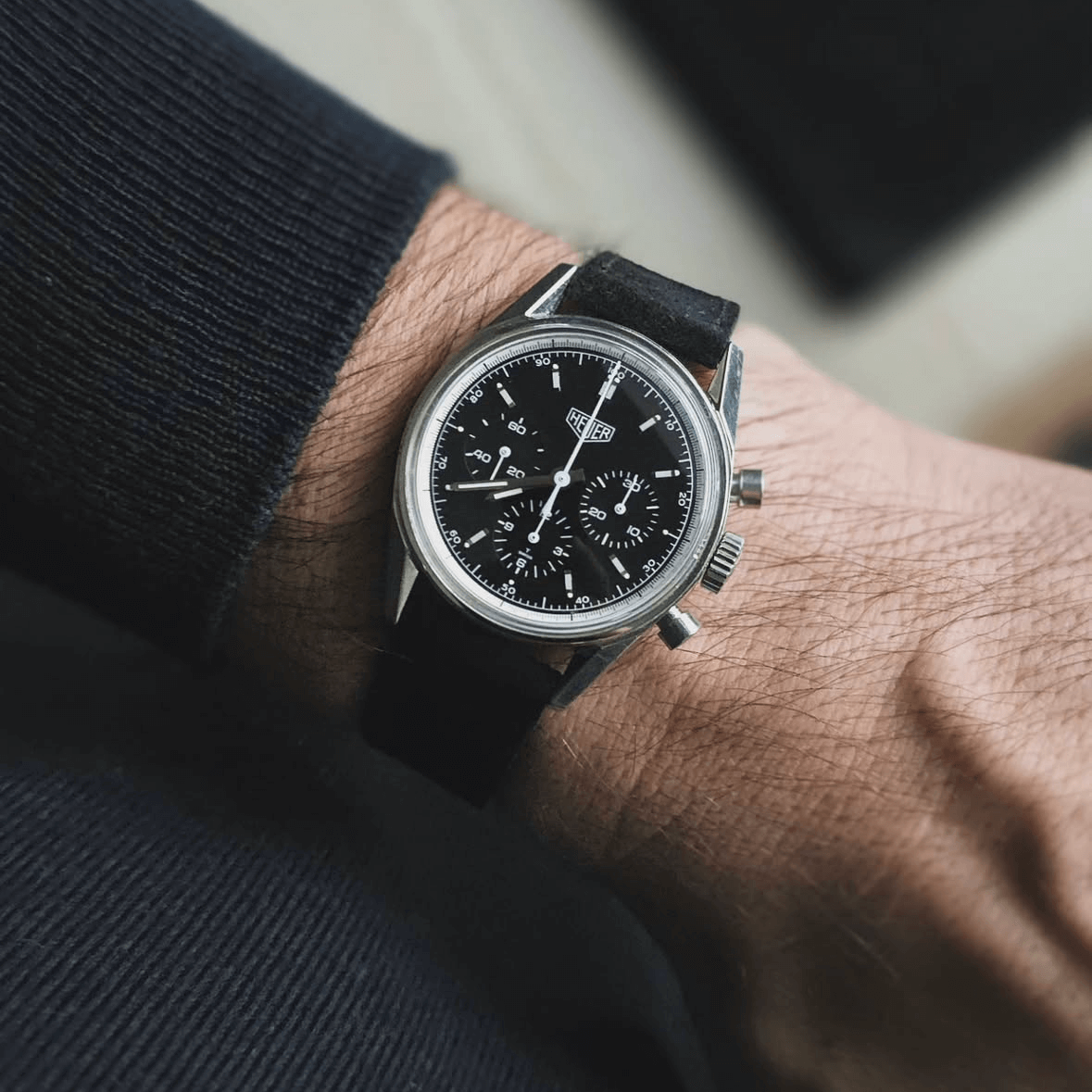 Mann mit Armbanduhr und Nizza Uhrenarmband Wildleder – Hochwertiges Velourleder in Schwarz, modernes Accessoire für den Alltag.