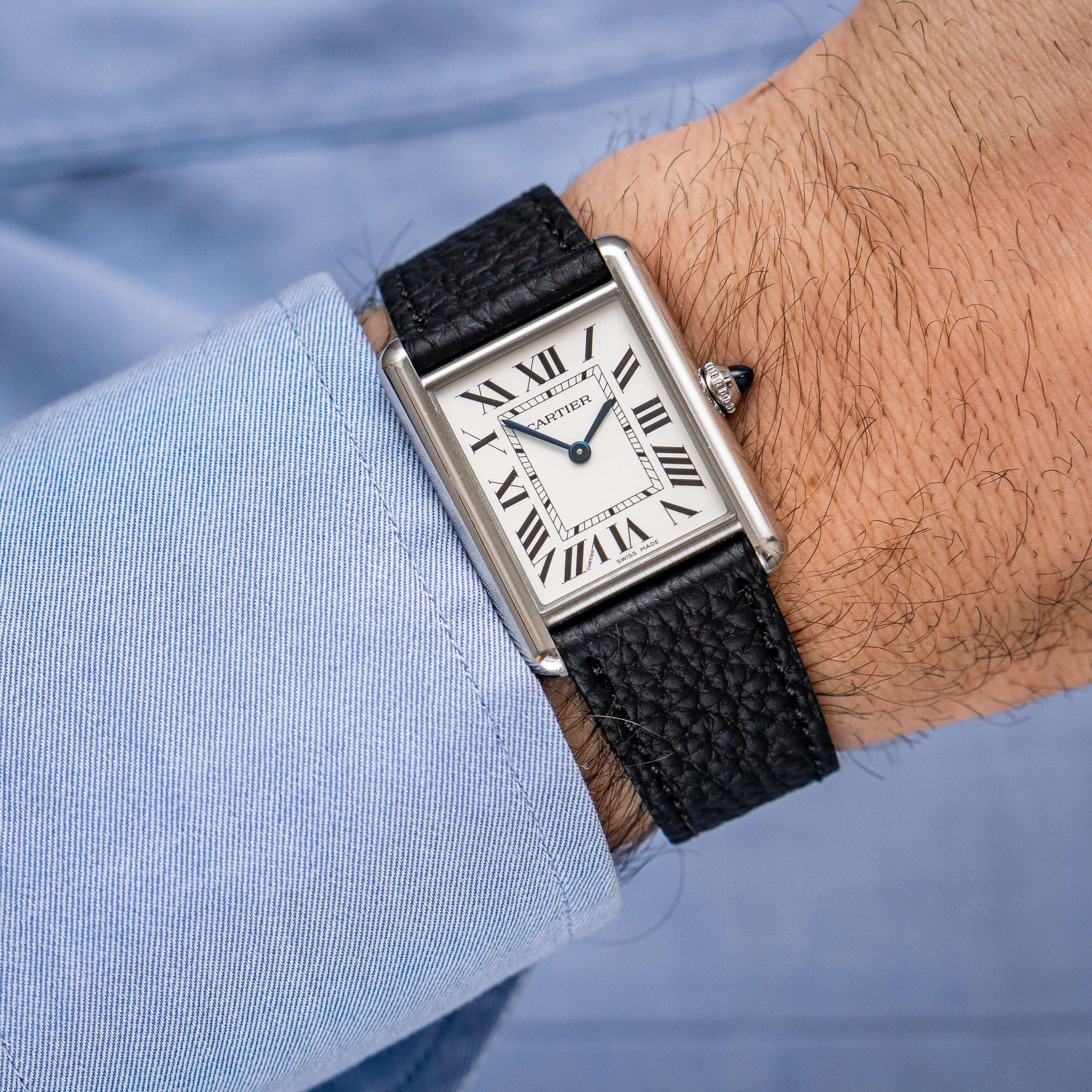 Deauville – Uhrenarmband aus deutschem Togoleder auf einer Omega Speedmaster an einem Handgelenk mit Hemd