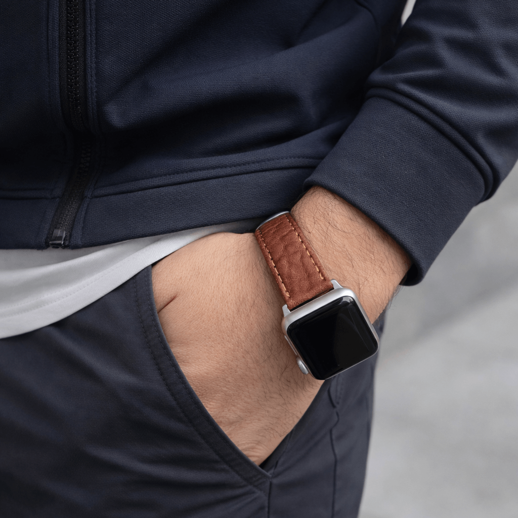 Apple Watch Stierlederarmband Torro Modern Hellbraun am Handgelenk getragen, handgefertigt aus spanischem Leder in Deutschland.