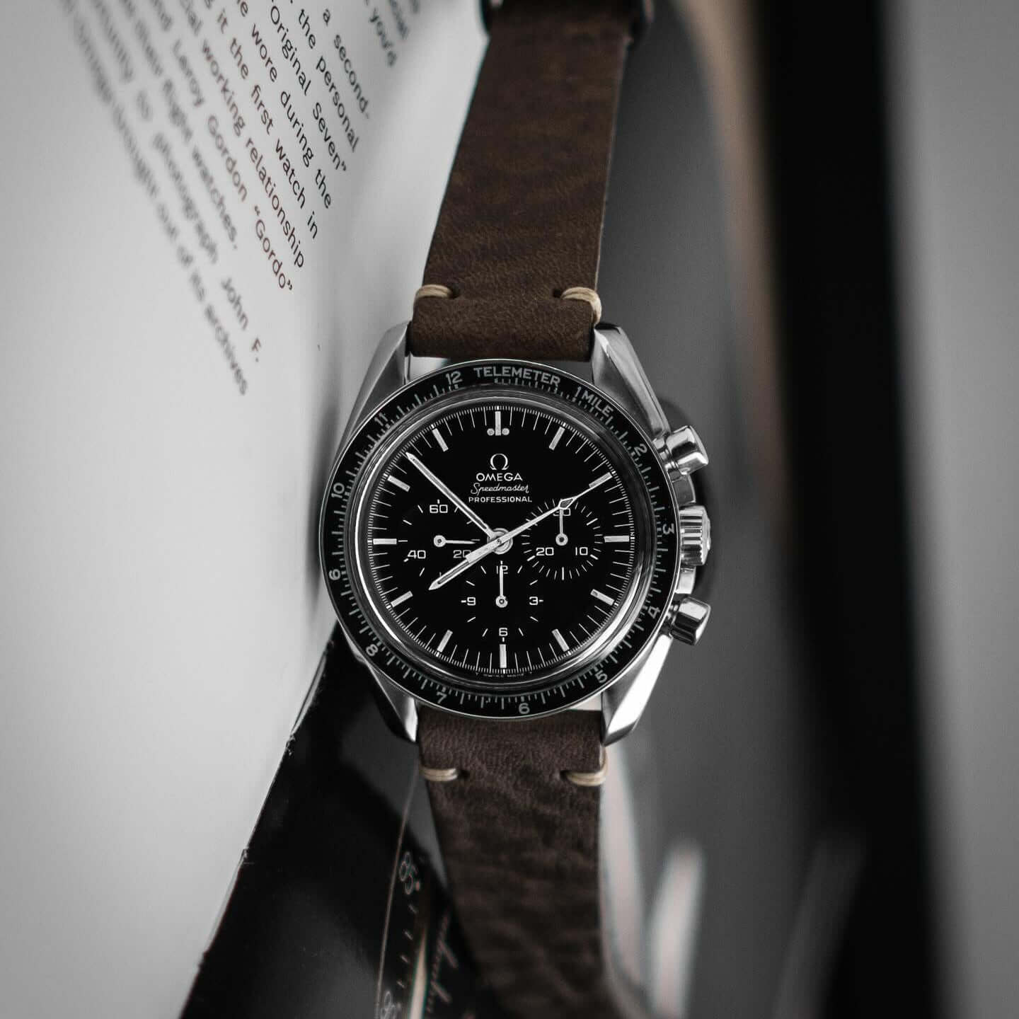 Hunter – Uhrenarmband aus toskanischem Vintage-Rindleder mit klassischer Uhr in Retro-Charme, pflanzlich gegerbt, Leder aus Toskana.