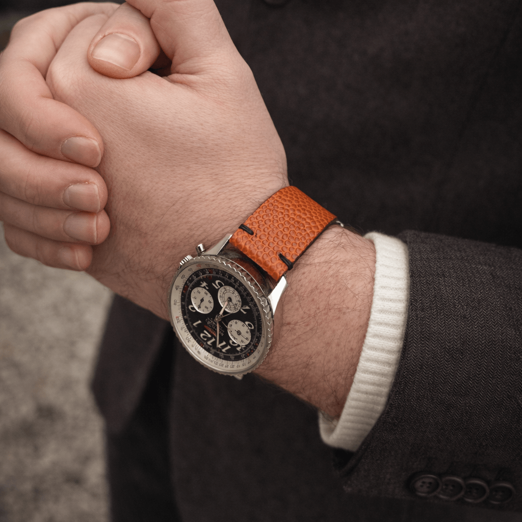 Courtside – Uhrenarmband Handgefertigt aus original Horween Basketballleder für Breitling Navitimer, stilvoll und robust am Handgelenk.