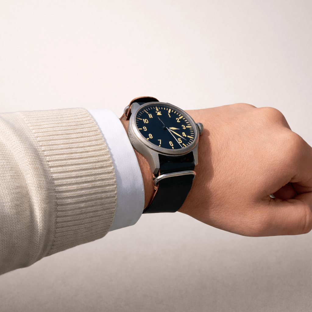 Field – Uhrenarmband aus Horween Cordovanleder an Handgelenk mit Uhr und blue Zifferblatt.