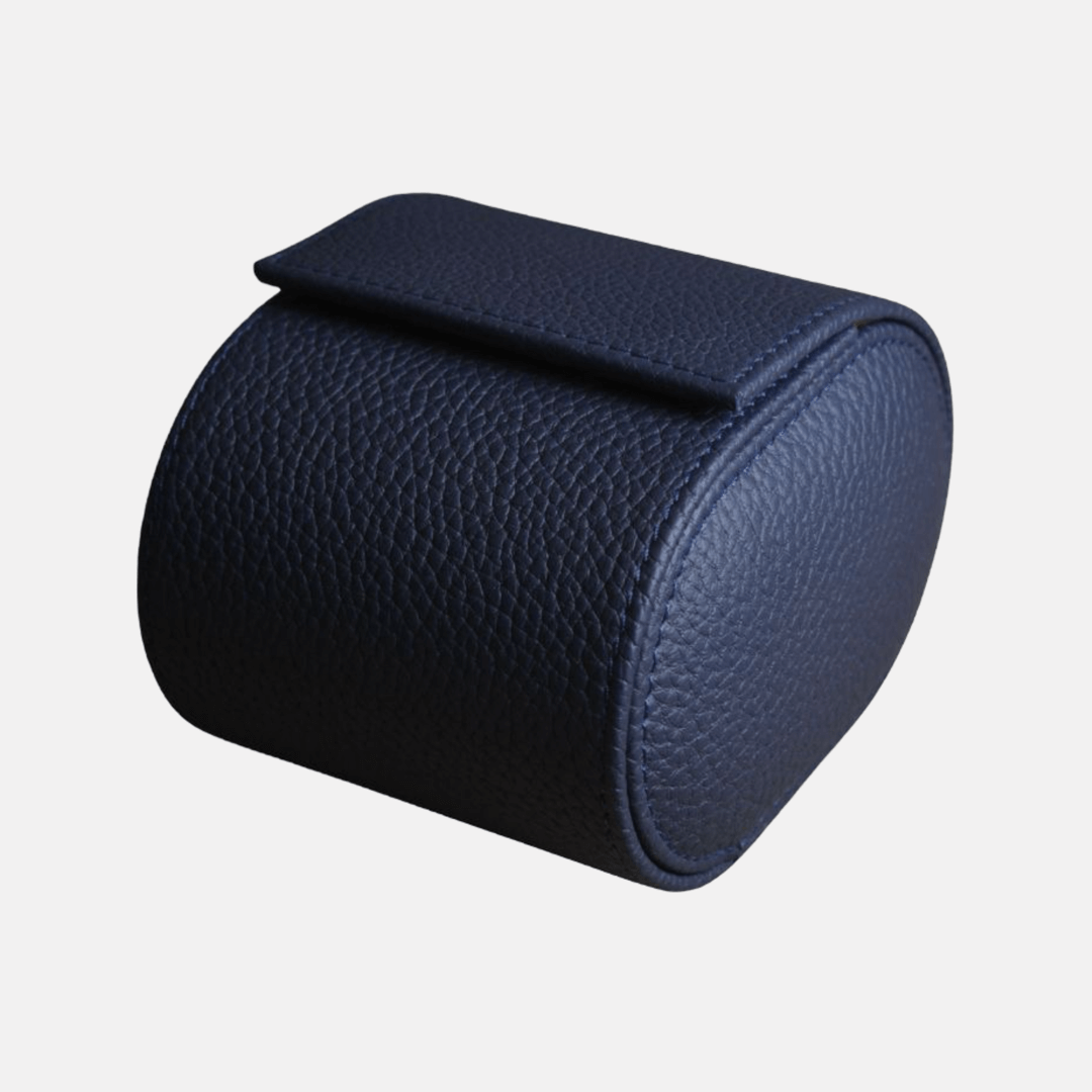 Elegante, handgefertigte Uhrenrolle aus luxuriösem Togo-Kalbleder von der Gerberei Perlinger, geeignet für stilvolle Uhrenliebhaber.