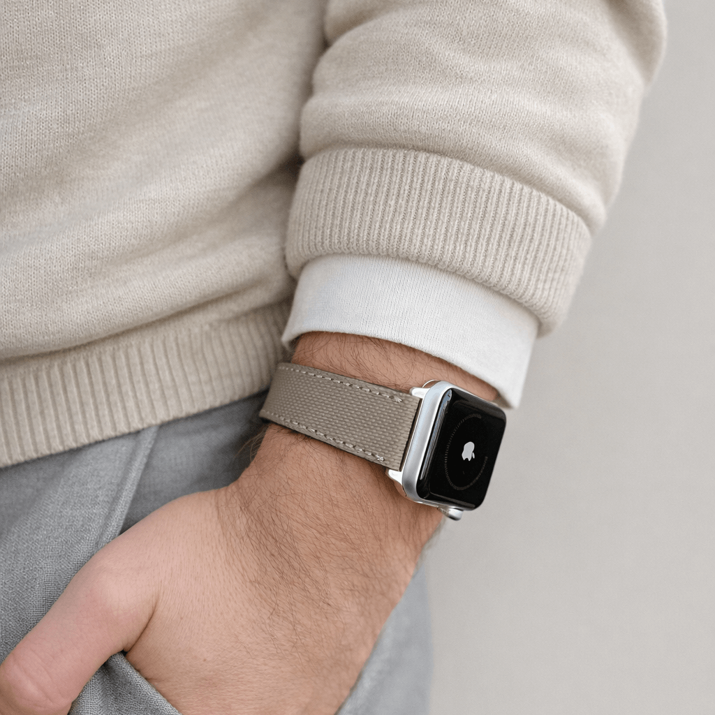 Beiges Apple Watch Lederarmband Wasserfest | Nautilus am Handgelenk getragen, elegantes und praktisches wasserdichtes Accessoire für den Alltag