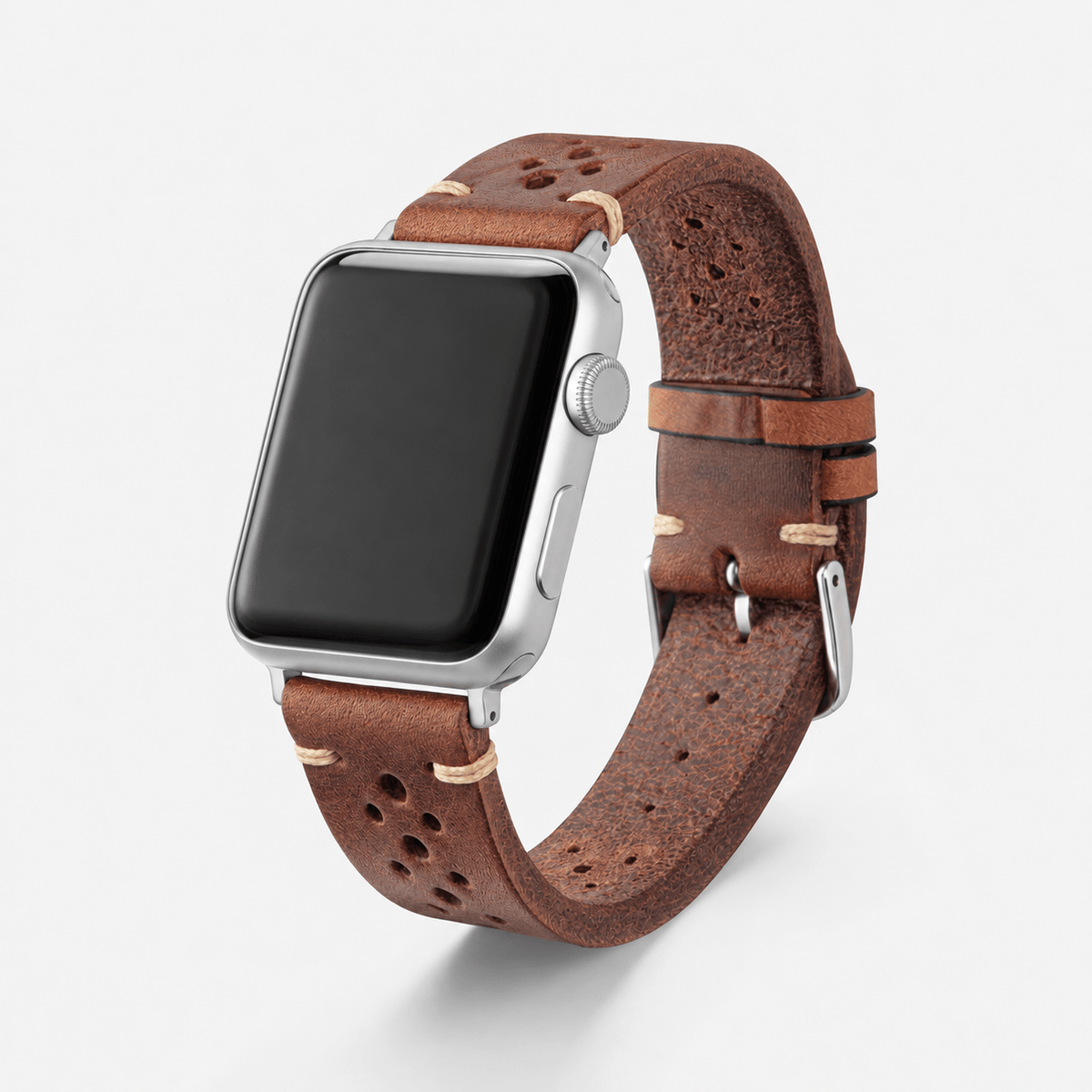 Rallye Lederband für Apple Watch – Hellbraun an einer Apple Watch mit silbernem Gehäuse.