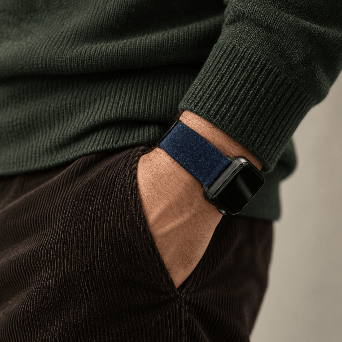 Hochwertiges Alcantara – Apple Watch Armband in Blau am Handgelenk, perfekt für jeden Anlass.