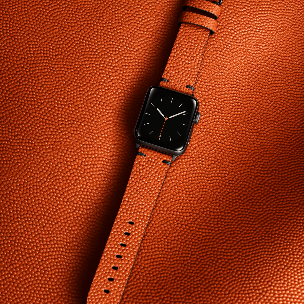Courtside – Handgefertigt aus original Horween Basketballleder, Uhr auf orangefarbend Leder.